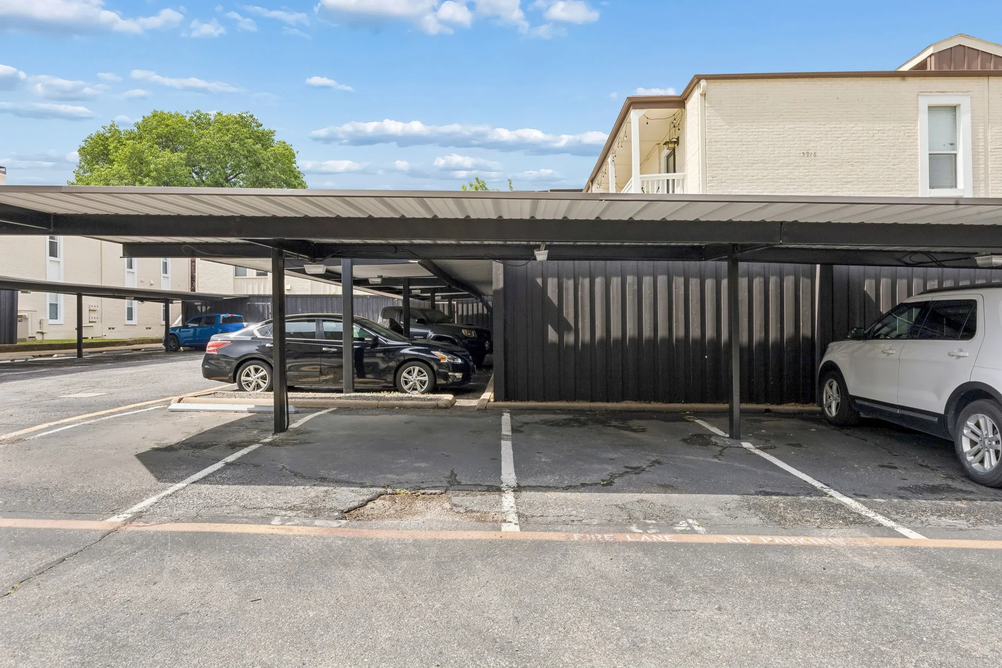 Condominium For Rent in Dallas County , 5916 Sandhurst Lane 233, Dallas, Texas 75206, 2 Bedroom, 2 Bathroom, Garage spaces, 1,140 Sqft, built in 1967, mls#21368495, Real Estate Agent in Dallas, Homes For Rent in Dallas county, Homes For Rent in Dallas, Realtor in Dallas Texas, Real Estate Brokerage Independent Realty Texas, Luminita Cordes Realtor