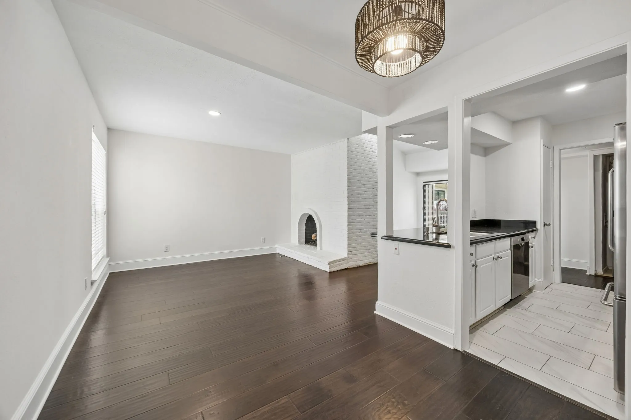 Condominium For Rent in Dallas County , 5916 Sandhurst Lane 233, Dallas, Texas 75206, 2 Bedroom, 2 Bathroom, Garage spaces, 1,140 Sqft, built in 1967, mls#21368495, Real Estate Agent in Dallas, Homes For Rent in Dallas county, Homes For Rent in Dallas, Realtor in Dallas Texas, Real Estate Brokerage Independent Realty Texas, Luminita Cordes Realtor