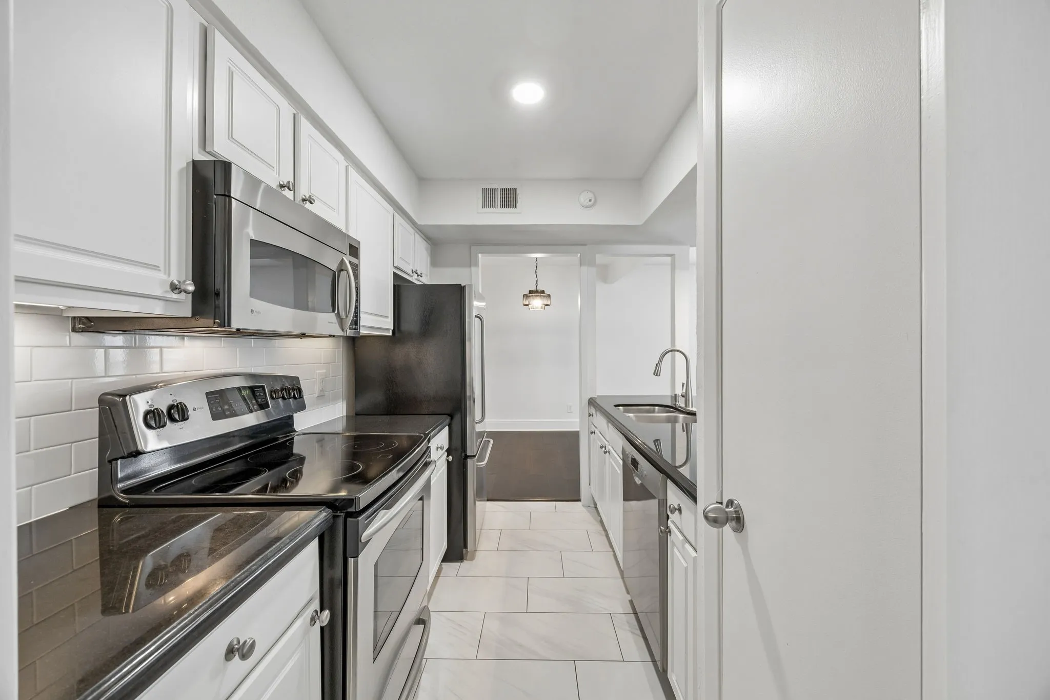 Condominium For Rent in Dallas County , 5916 Sandhurst Lane 233, Dallas, Texas 75206, 2 Bedroom, 2 Bathroom, Garage spaces, 1,140 Sqft, built in 1967, mls#21368495, Real Estate Agent in Dallas, Homes For Rent in Dallas county, Homes For Rent in Dallas, Realtor in Dallas Texas, Real Estate Brokerage Independent Realty Texas, Luminita Cordes Realtor