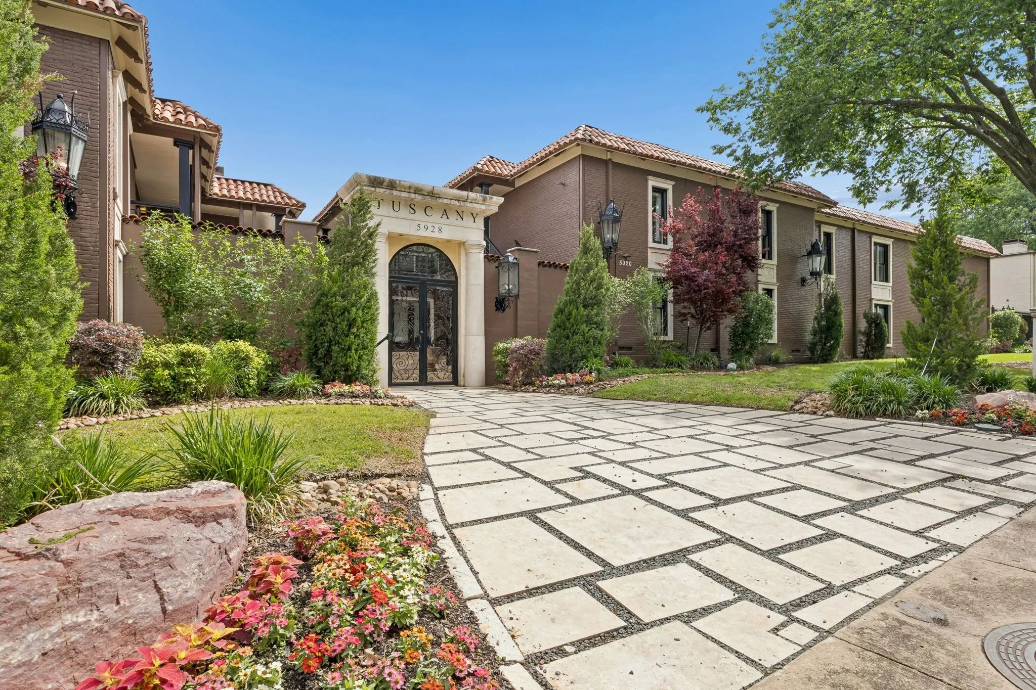 Condominium For Rent in Dallas County , 5916 Sandhurst Lane 233, Dallas, Texas 75206, 2 Bedroom, 2 Bathroom, Garage spaces, 1,140 Sqft, built in 1967, mls#21368495, Real Estate Agent in Dallas, Homes For Rent in Dallas county, Homes For Rent in Dallas, Realtor in Dallas Texas, Real Estate Brokerage Independent Realty Texas, Luminita Cordes Realtor