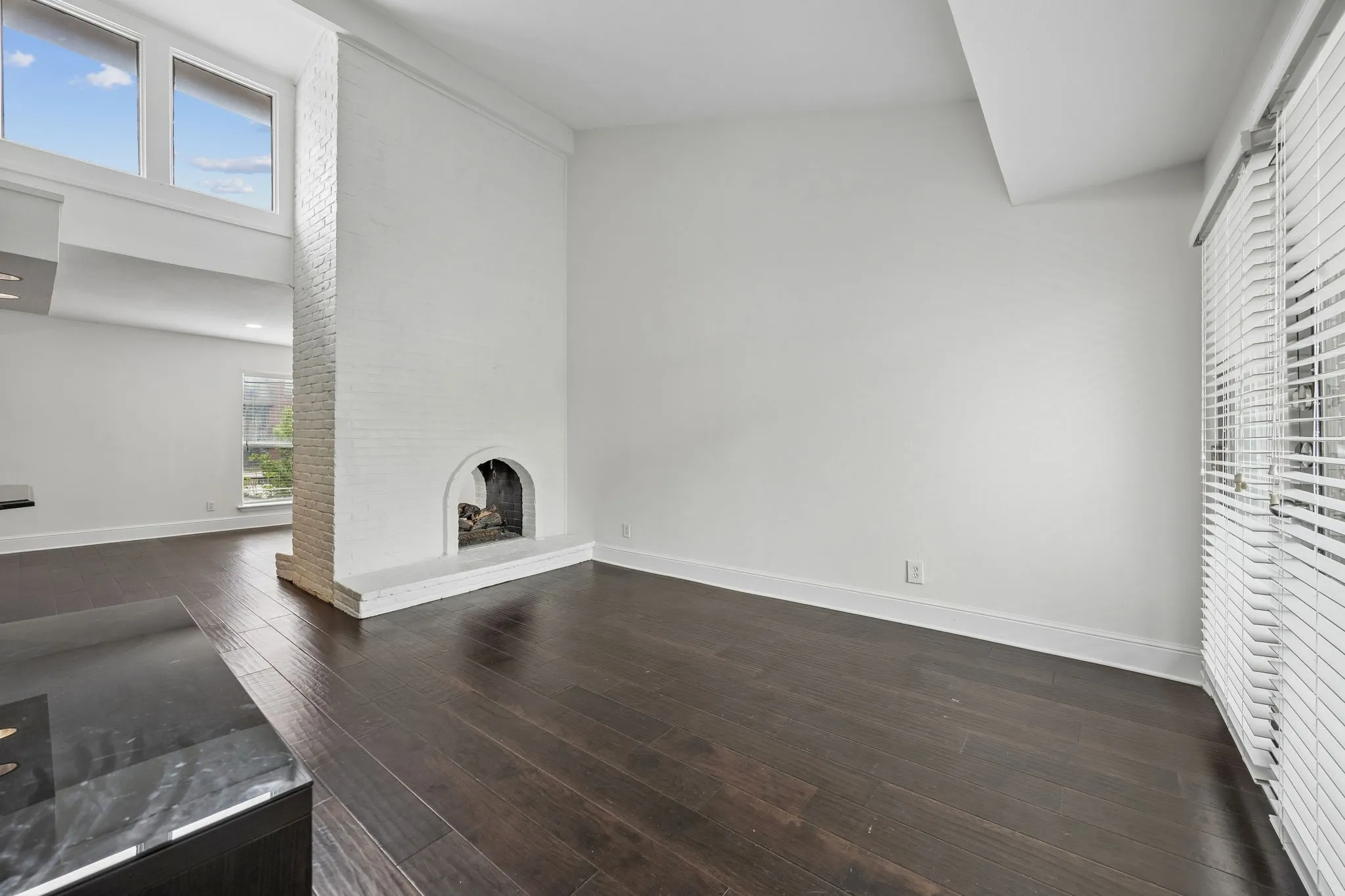 Condominium For Rent in Dallas County , 5916 Sandhurst Lane 233, Dallas, Texas 75206, 2 Bedroom, 2 Bathroom, Garage spaces, 1,140 Sqft, built in 1967, mls#21368495, Real Estate Agent in Dallas, Homes For Rent in Dallas county, Homes For Rent in Dallas, Realtor in Dallas Texas, Real Estate Brokerage Independent Realty Texas, Luminita Cordes Realtor