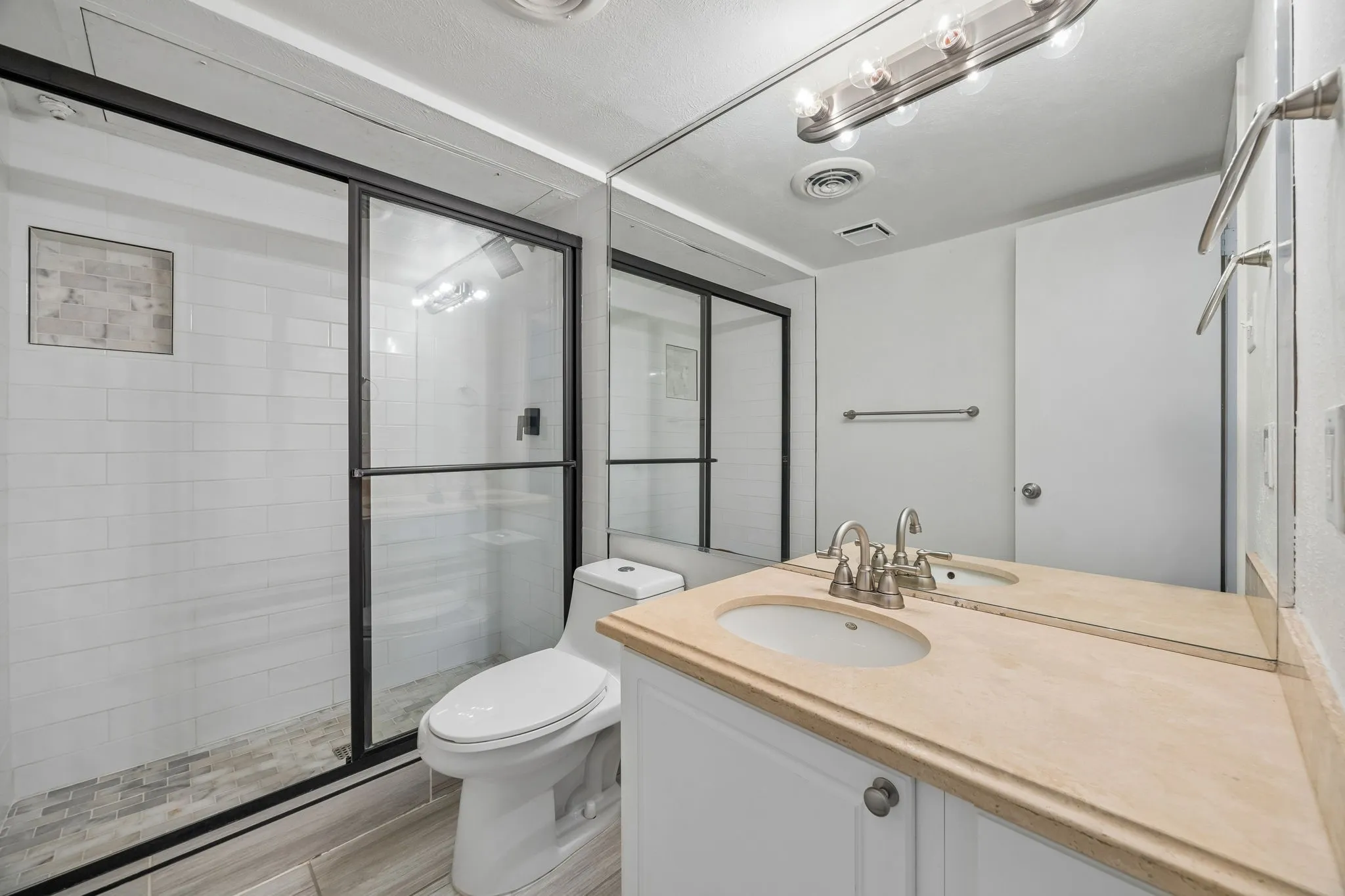 Condominium For Rent in Dallas County , 5916 Sandhurst Lane 233, Dallas, Texas 75206, 2 Bedroom, 2 Bathroom, Garage spaces, 1,140 Sqft, built in 1967, mls#21368495, Real Estate Agent in Dallas, Homes For Rent in Dallas county, Homes For Rent in Dallas, Realtor in Dallas Texas, Real Estate Brokerage Independent Realty Texas, Luminita Cordes Realtor