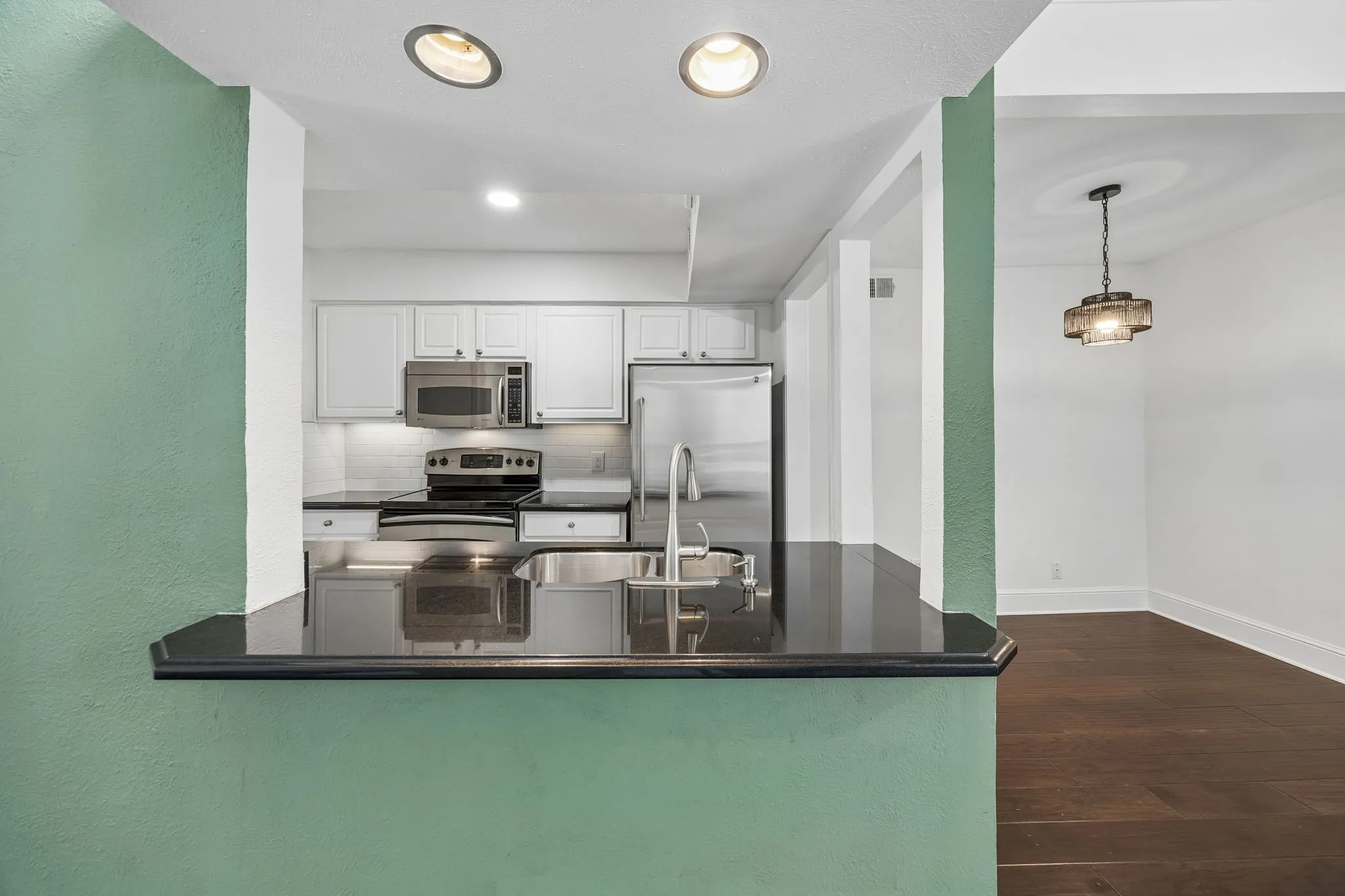 Condominium For Rent in Dallas County , 5916 Sandhurst Lane 233, Dallas, Texas 75206, 2 Bedroom, 2 Bathroom, Garage spaces, 1,140 Sqft, built in 1967, mls#21368495, Real Estate Agent in Dallas, Homes For Rent in Dallas county, Homes For Rent in Dallas, Realtor in Dallas Texas, Real Estate Brokerage Independent Realty Texas, Luminita Cordes Realtor