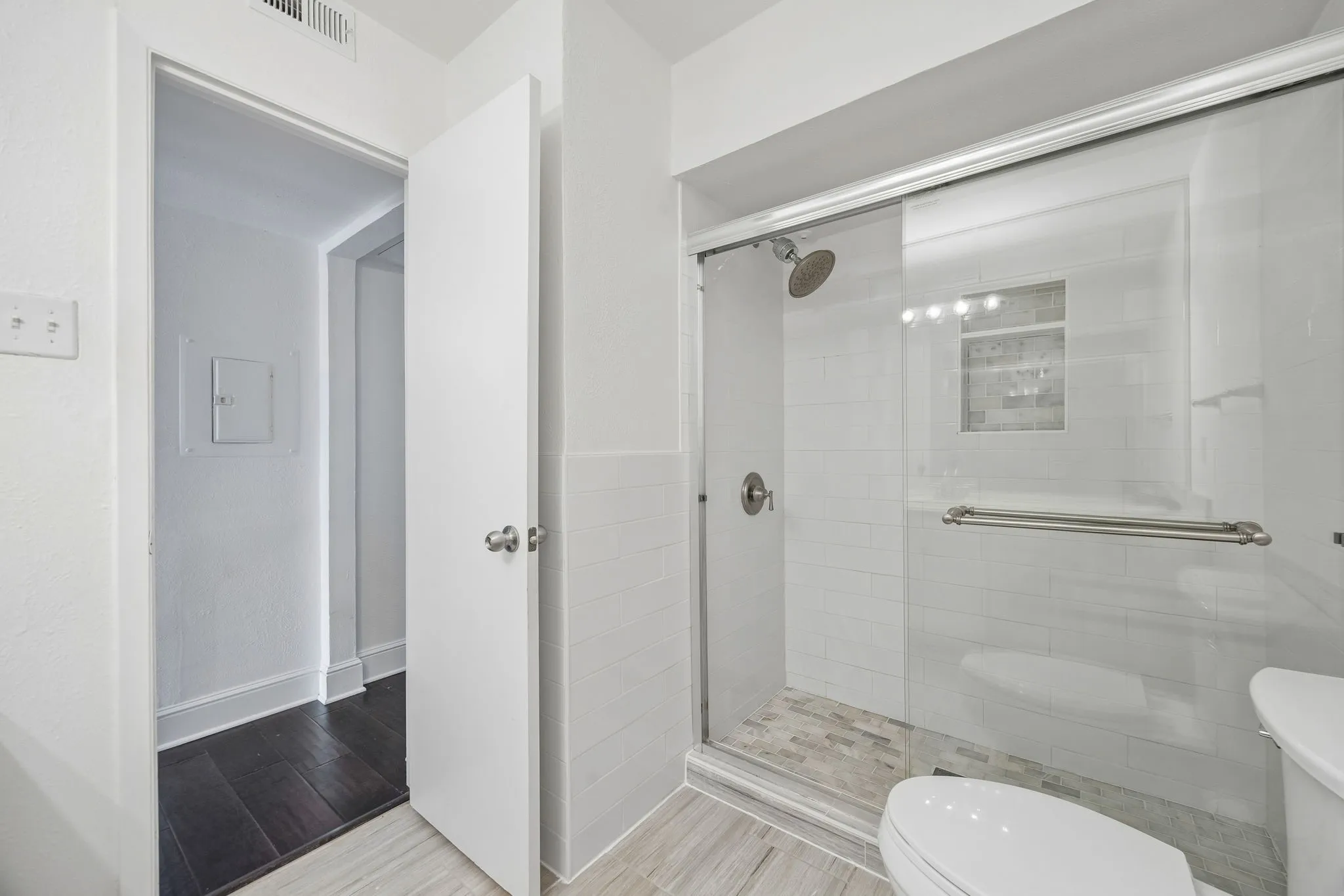 Condominium For Rent in Dallas County , 5916 Sandhurst Lane 233, Dallas, Texas 75206, 2 Bedroom, 2 Bathroom, Garage spaces, 1,140 Sqft, built in 1967, mls#21368495, Real Estate Agent in Dallas, Homes For Rent in Dallas county, Homes For Rent in Dallas, Realtor in Dallas Texas, Real Estate Brokerage Independent Realty Texas, Luminita Cordes Realtor