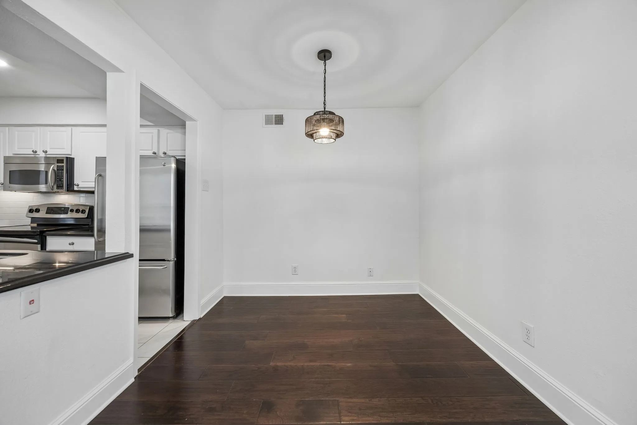 Condominium For Rent in Dallas County , 5916 Sandhurst Lane 233, Dallas, Texas 75206, 2 Bedroom, 2 Bathroom, Garage spaces, 1,140 Sqft, built in 1967, mls#21368495, Real Estate Agent in Dallas, Homes For Rent in Dallas county, Homes For Rent in Dallas, Realtor in Dallas Texas, Real Estate Brokerage Independent Realty Texas, Luminita Cordes Realtor