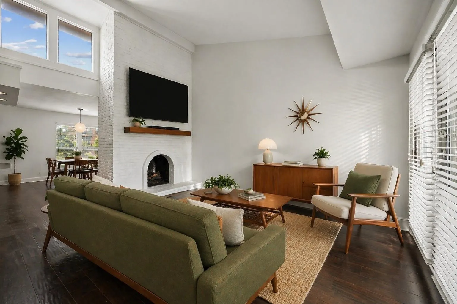 Condominium For Rent in Dallas County , 5916 Sandhurst Lane 233, Dallas, Texas 75206, 2 Bedroom, 2 Bathroom, Garage spaces, 1,140 Sqft, built in 1967, mls#21368495, Real Estate Agent in Dallas, Homes For Rent in Dallas county, Homes For Rent in Dallas, Realtor in Dallas Texas, Real Estate Brokerage Independent Realty Texas, Luminita Cordes Realtor