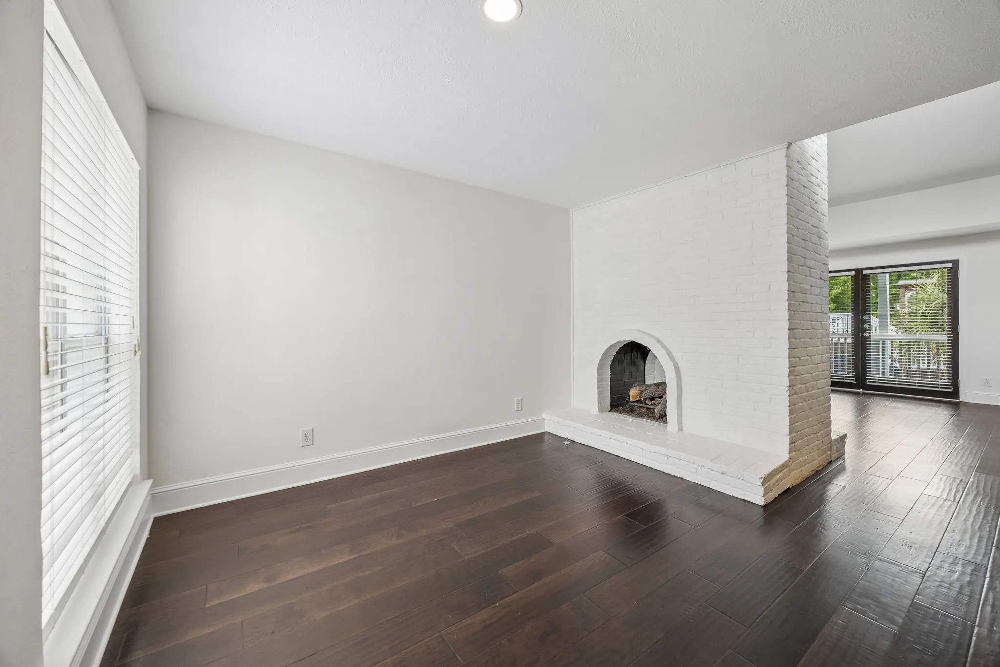 Condominium For Rent in Dallas County , 5916 Sandhurst Lane 233, Dallas, Texas 75206, 2 Bedroom, 2 Bathroom, Garage spaces, 1,140 Sqft, built in 1967, mls#21368495, Real Estate Agent in Dallas, Homes For Rent in Dallas county, Homes For Rent in Dallas, Realtor in Dallas Texas, Real Estate Brokerage Independent Realty Texas, Luminita Cordes Realtor