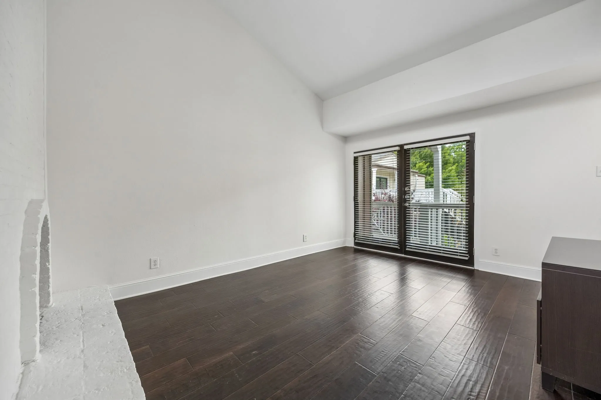 Condominium For Rent in Dallas County , 5916 Sandhurst Lane 233, Dallas, Texas 75206, 2 Bedroom, 2 Bathroom, Garage spaces, 1,140 Sqft, built in 1967, mls#21368495, Real Estate Agent in Dallas, Homes For Rent in Dallas county, Homes For Rent in Dallas, Realtor in Dallas Texas, Real Estate Brokerage Independent Realty Texas, Luminita Cordes Realtor