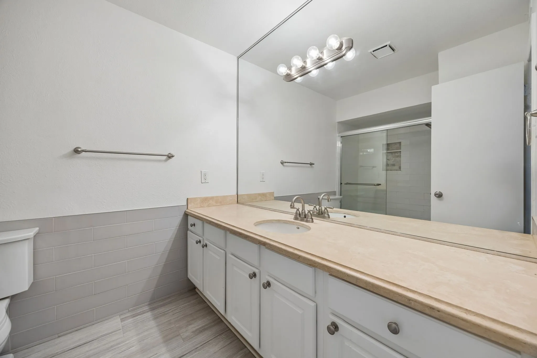 Condominium For Rent in Dallas County , 5916 Sandhurst Lane 233, Dallas, Texas 75206, 2 Bedroom, 2 Bathroom, Garage spaces, 1,140 Sqft, built in 1967, mls#21368495, Real Estate Agent in Dallas, Homes For Rent in Dallas county, Homes For Rent in Dallas, Realtor in Dallas Texas, Real Estate Brokerage Independent Realty Texas, Luminita Cordes Realtor