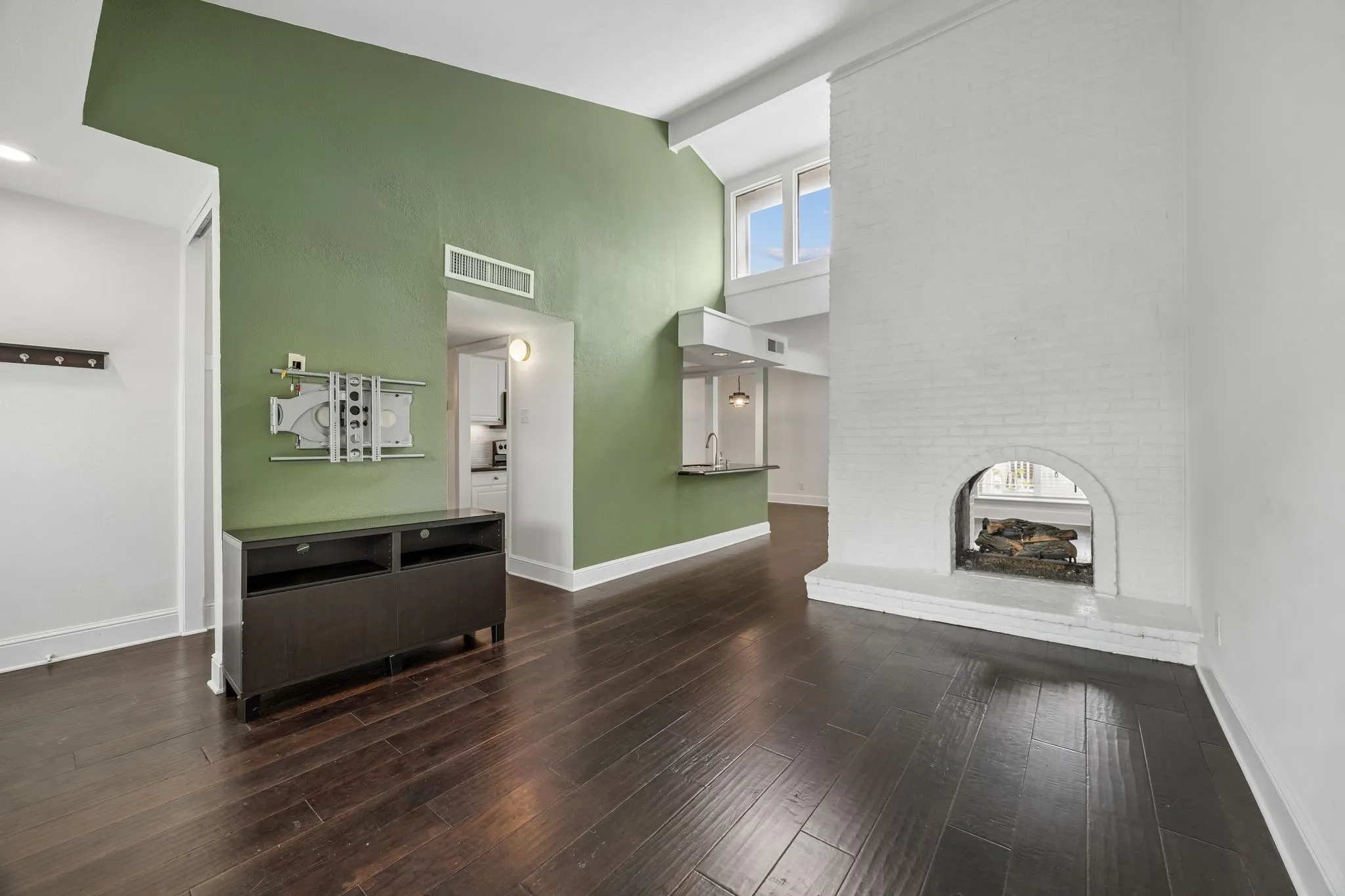 Condominium For Rent in Dallas County , 5916 Sandhurst Lane 233, Dallas, Texas 75206, 2 Bedroom, 2 Bathroom, Garage spaces, 1,140 Sqft, built in 1967, mls#21368495, Real Estate Agent in Dallas, Homes For Rent in Dallas county, Homes For Rent in Dallas, Realtor in Dallas Texas, Real Estate Brokerage Independent Realty Texas, Luminita Cordes Realtor