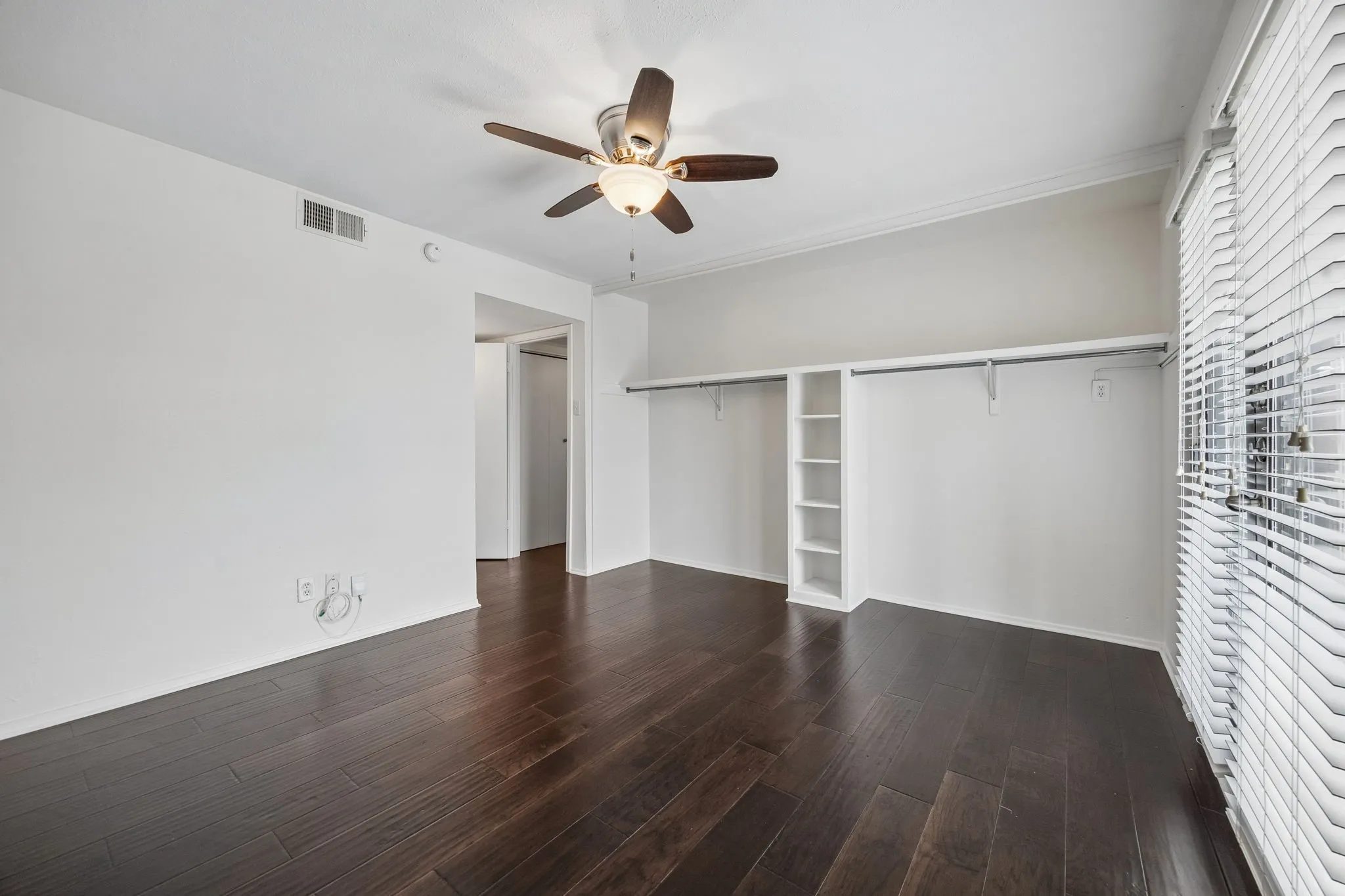Condominium For Rent in Dallas County , 5916 Sandhurst Lane 233, Dallas, Texas 75206, 2 Bedroom, 2 Bathroom, Garage spaces, 1,140 Sqft, built in 1967, mls#21368495, Real Estate Agent in Dallas, Homes For Rent in Dallas county, Homes For Rent in Dallas, Realtor in Dallas Texas, Real Estate Brokerage Independent Realty Texas, Luminita Cordes Realtor