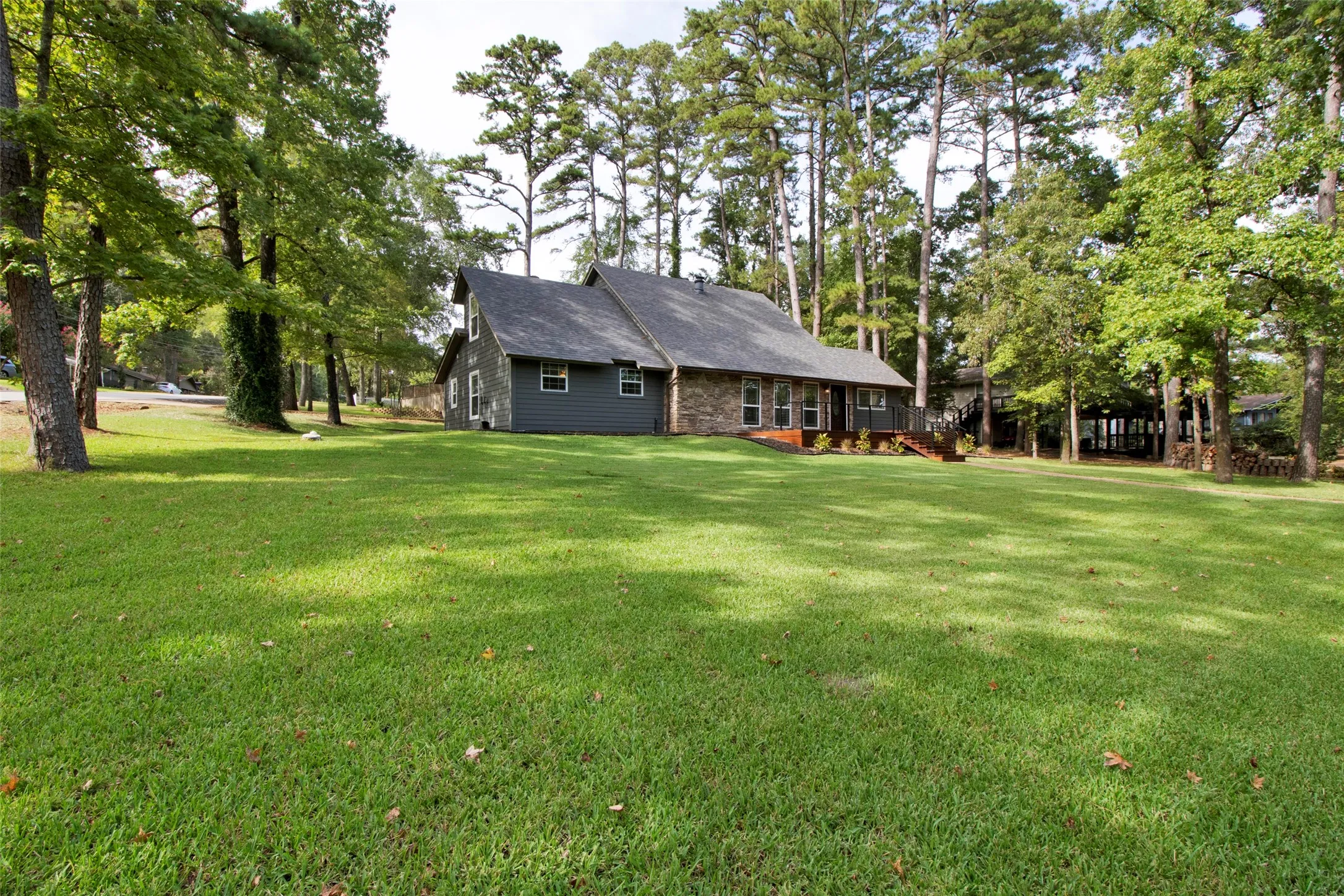 Single Family Residence For Sale in Smith County , 1407 Lakeshore, Hideaway, Texas 75771, 4 Bedroom, 3 Bathroom, 1 Garage spaces, 2,340 Sqft, built in 1974, mls#21368973, Real Estate Agent in Hideaway, Homes For Sale in Smith county, Homes For Sale in Hideaway, Realtor in Hideaway Texas, Real Estate Brokerage Independent Realty Texas, Luminita Cordes Realtor