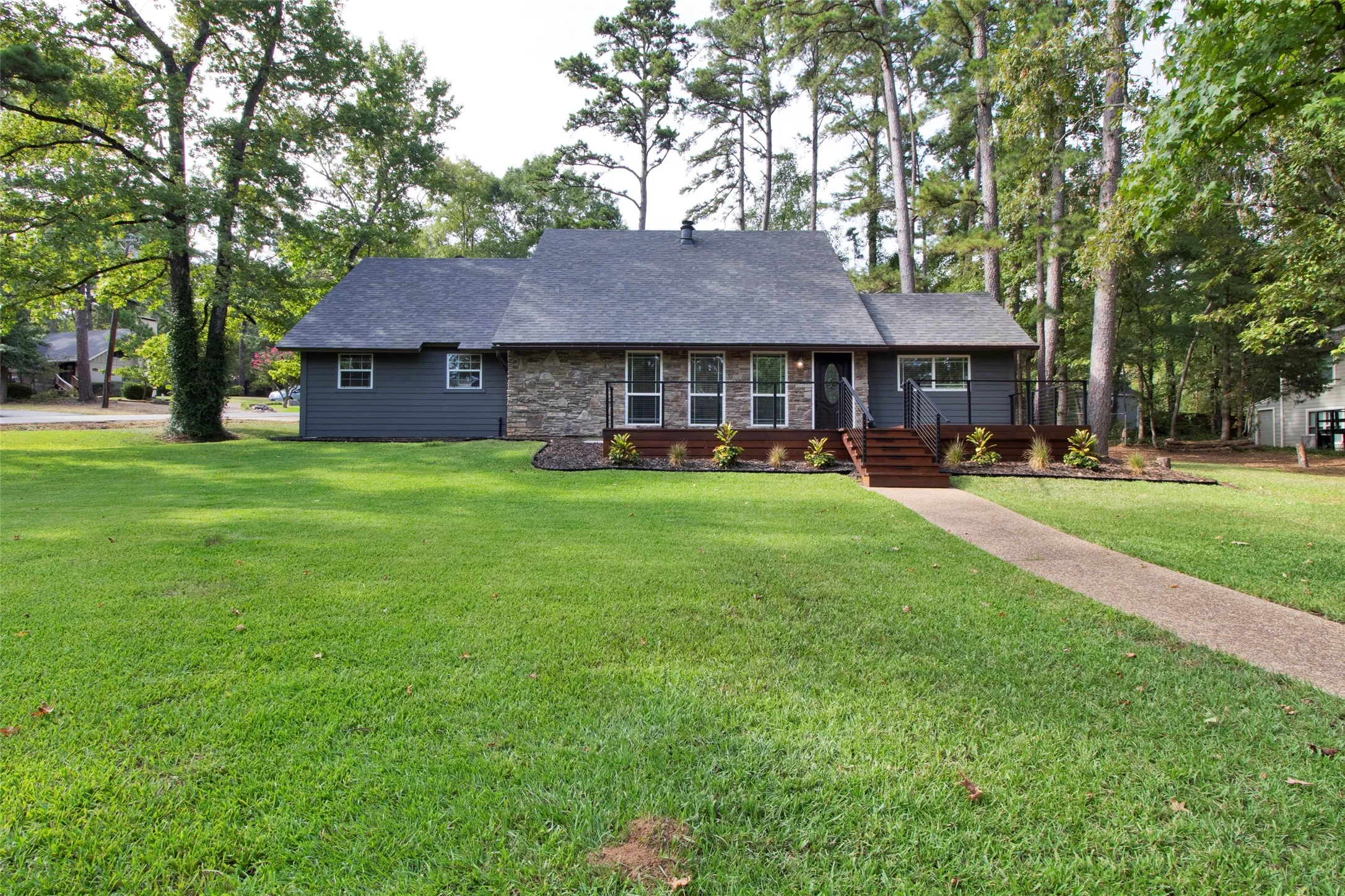 Single Family Residence For Sale in Smith County , 1407 Lakeshore, Hideaway, Texas 75771, 4 Bedroom, 3 Bathroom, 1 Garage spaces, 2,340 Sqft, built in 1974, mls#21368973, Real Estate Agent in Hideaway, Homes For Sale in Smith county, Homes For Sale in Hideaway, Realtor in Hideaway Texas, Real Estate Brokerage Independent Realty Texas, Luminita Cordes Realtor
