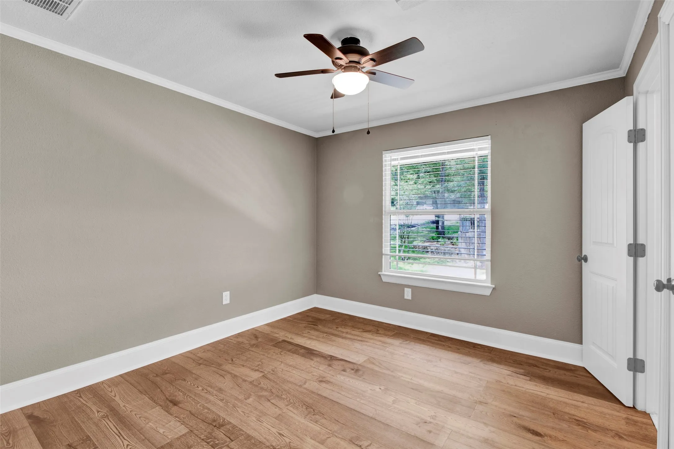 Single Family Residence For Sale in Smith County , 1407 Lakeshore, Hideaway, Texas 75771, 4 Bedroom, 3 Bathroom, 1 Garage spaces, 2,340 Sqft, built in 1974, mls#21368973, Real Estate Agent in Hideaway, Homes For Sale in Smith county, Homes For Sale in Hideaway, Realtor in Hideaway Texas, Real Estate Brokerage Independent Realty Texas, Luminita Cordes Realtor