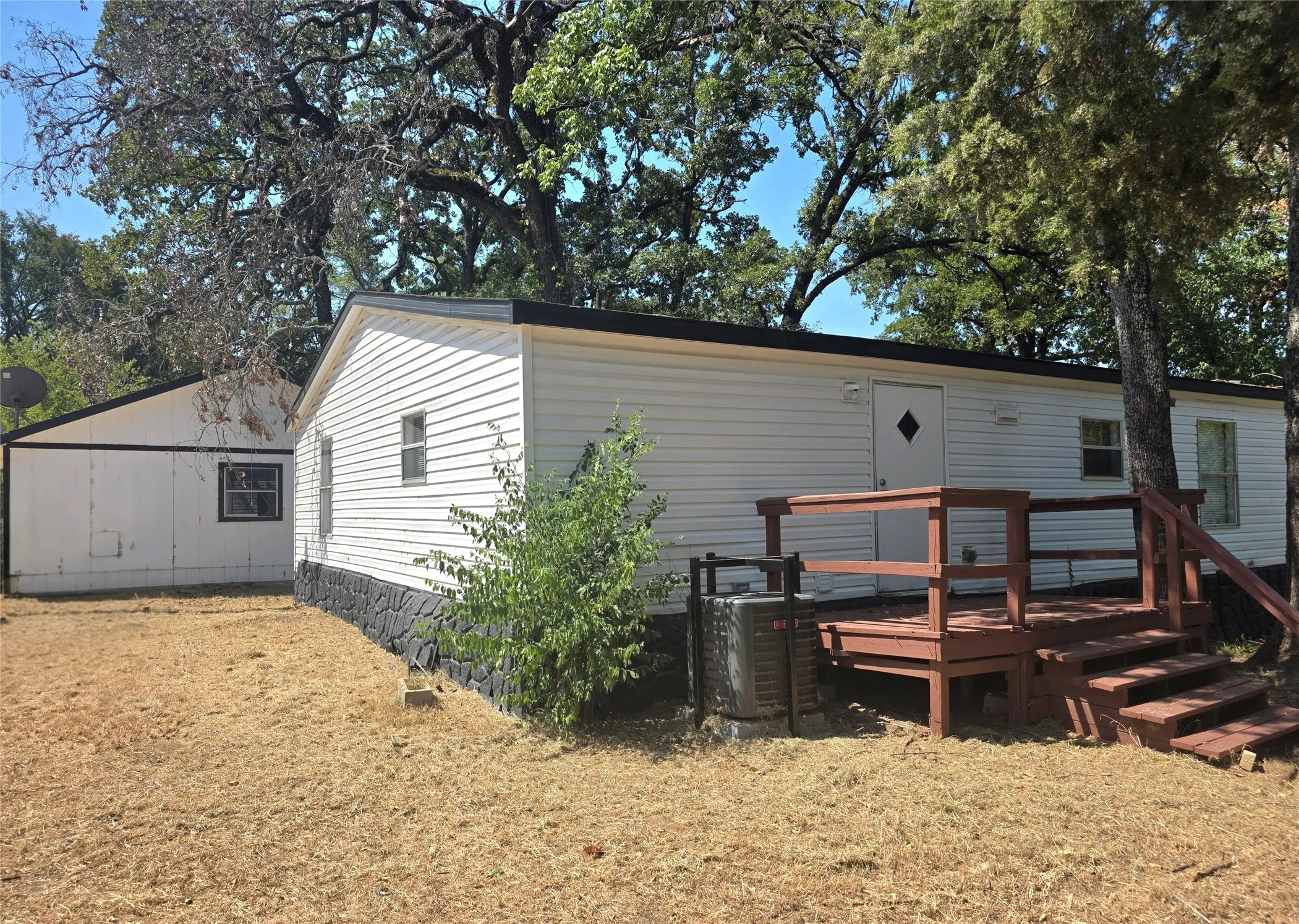Mobile Home For Sale in Henderson County , 100 Crow Street, Mabank, Texas 75156, 4 Bedroom, 2 Bathroom, 2 Garage spaces, 1,792 Sqft, built in 2009, mls#21368976, Real Estate Agent in Mabank, Homes For Sale in Henderson county, Homes For Sale in Mabank, Realtor in Mabank Texas, Real Estate Brokerage Independent Realty Texas, Luminita Cordes Realtor