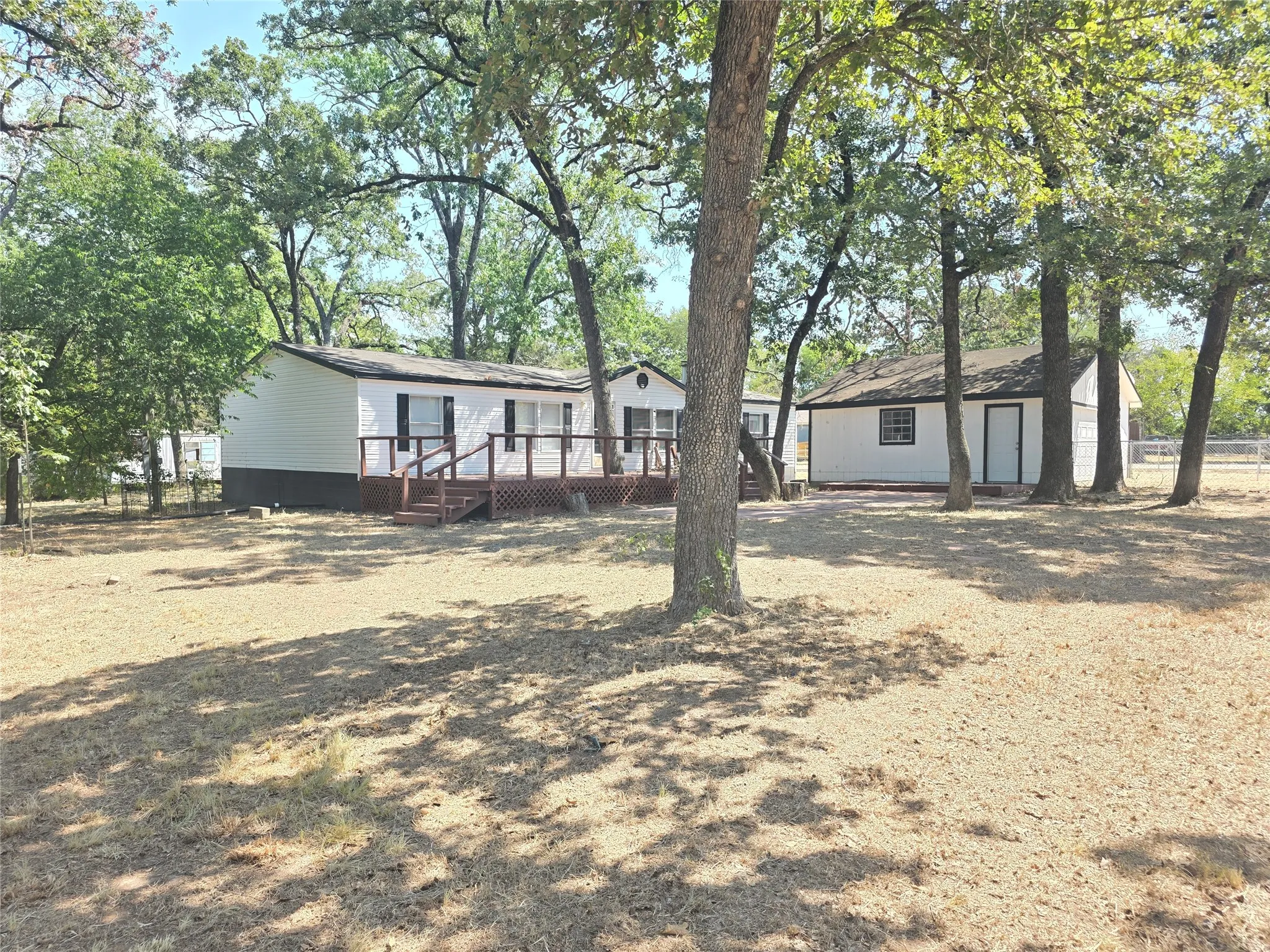 Mobile Home For Sale in Henderson County , 100 Crow Street, Mabank, Texas 75156, 4 Bedroom, 2 Bathroom, 2 Garage spaces, 1,792 Sqft, built in 2009, mls#21368976, Real Estate Agent in Mabank, Homes For Sale in Henderson county, Homes For Sale in Mabank, Realtor in Mabank Texas, Real Estate Brokerage Independent Realty Texas, Luminita Cordes Realtor