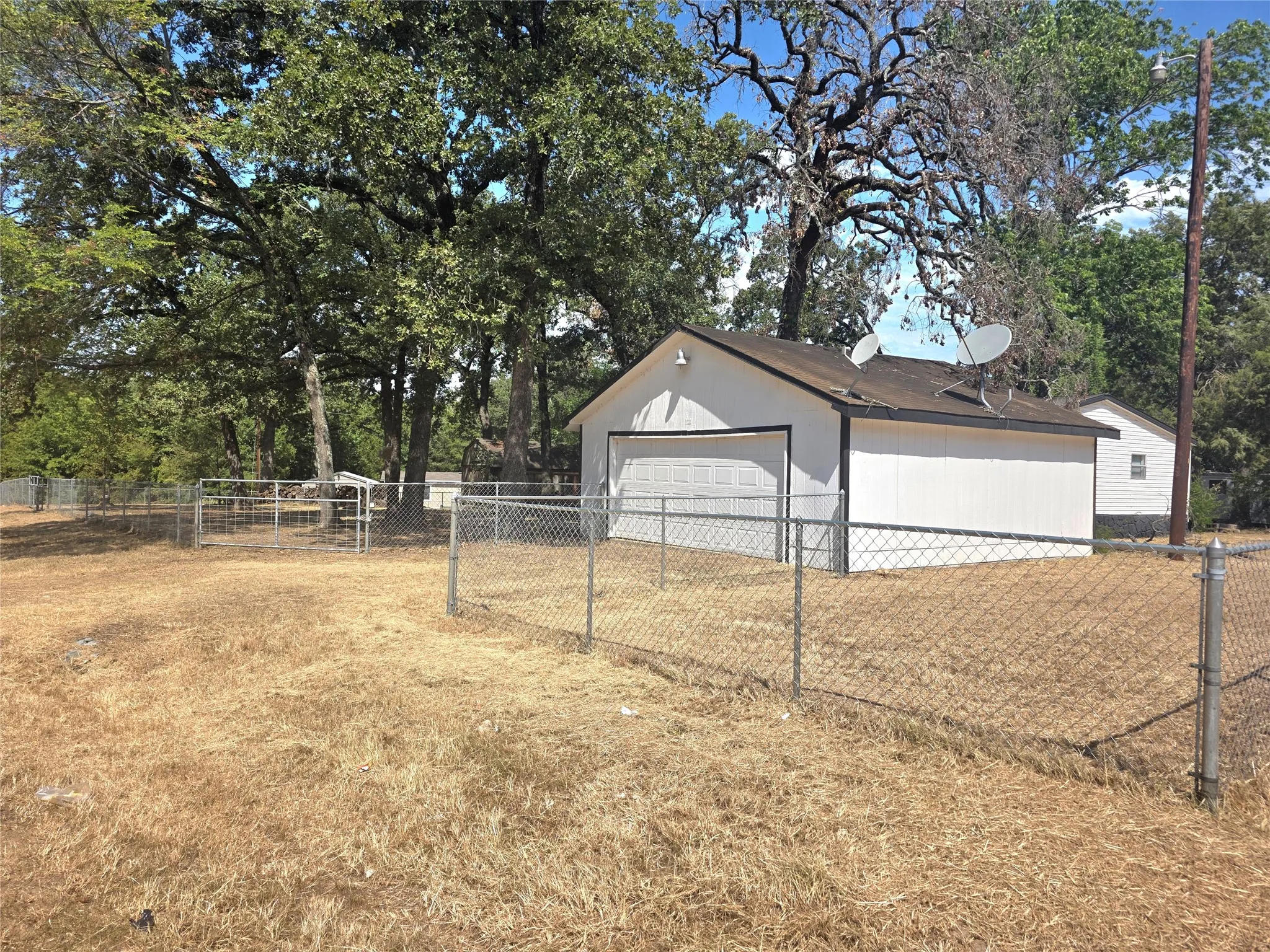 Mobile Home For Sale in Henderson County , 100 Crow Street, Mabank, Texas 75156, 4 Bedroom, 2 Bathroom, 2 Garage spaces, 1,792 Sqft, built in 2009, mls#21368976, Real Estate Agent in Mabank, Homes For Sale in Henderson county, Homes For Sale in Mabank, Realtor in Mabank Texas, Real Estate Brokerage Independent Realty Texas, Luminita Cordes Realtor