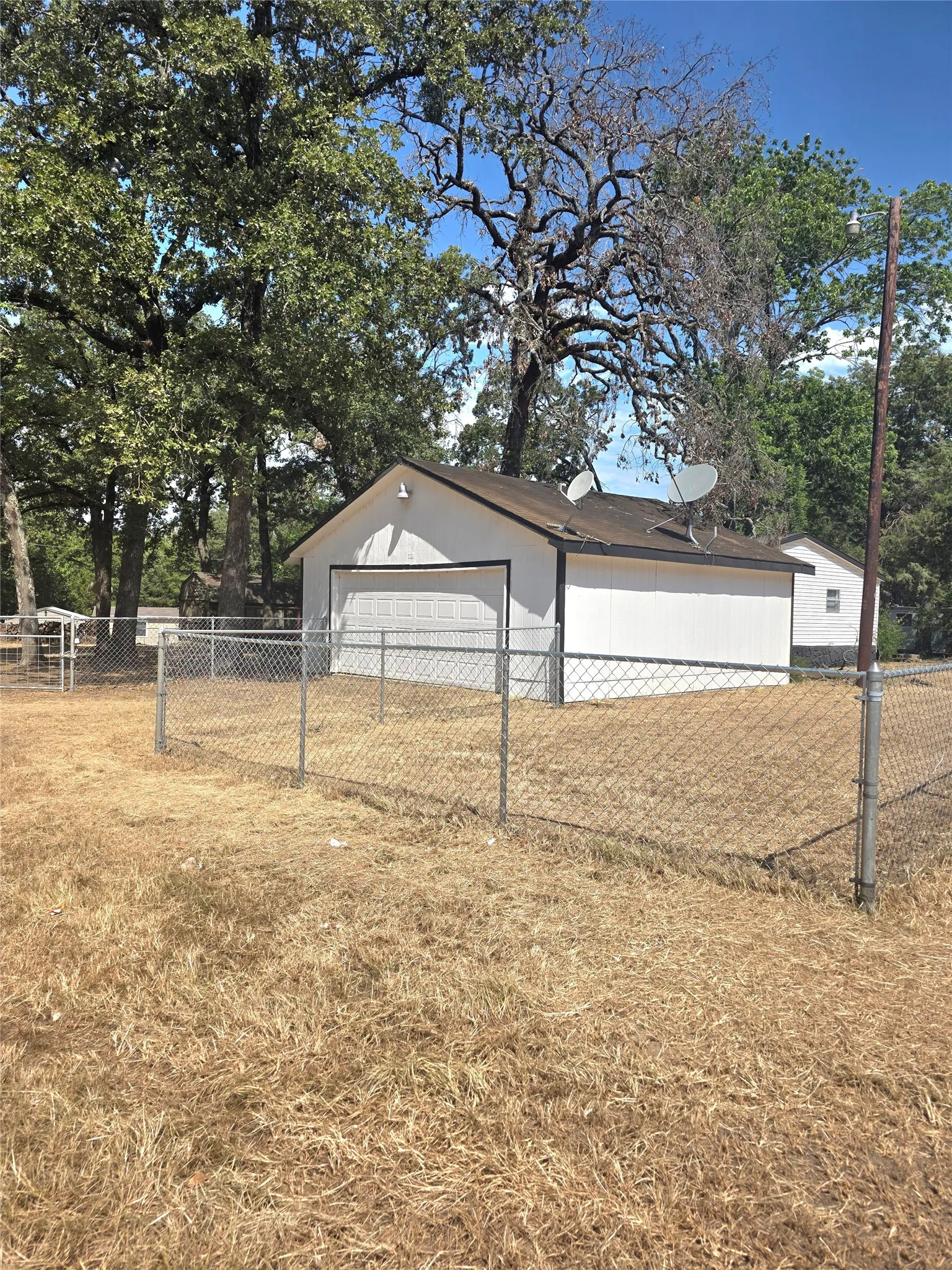Mobile Home For Sale in Henderson County , 100 Crow Street, Mabank, Texas 75156, 4 Bedroom, 2 Bathroom, 2 Garage spaces, 1,792 Sqft, built in 2009, mls#21368976, Real Estate Agent in Mabank, Homes For Sale in Henderson county, Homes For Sale in Mabank, Realtor in Mabank Texas, Real Estate Brokerage Independent Realty Texas, Luminita Cordes Realtor