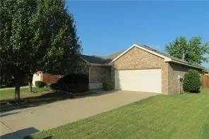 Single Family Residence For Rent in Collin County , 483 Forest Lane, Melissa, Texas 75454, 3 Bedroom, 2 Bathroom, 2 Garage spaces, 1,411 Sqft, built in 2004, mls#21368981, Real Estate Agent in Melissa, Homes For Rent in Collin county, Homes For Rent in Melissa, Realtor in Melissa Texas, Real Estate Brokerage Independent Realty Texas, Luminita Cordes Realtor