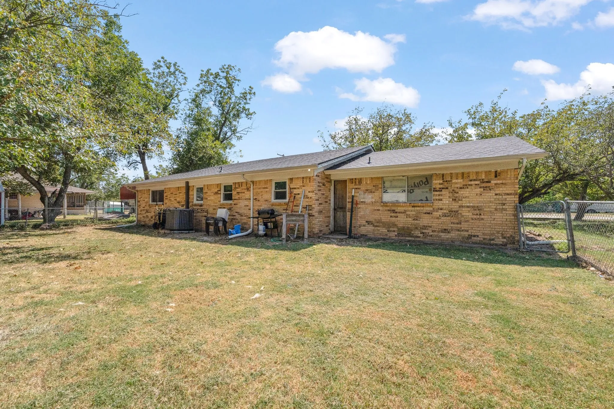 Single Family Residence For Sale in Hill County , 502 N King Street, Itasca, Texas 76055, 3 Bedroom, 2 Bathroom, 2 Garage spaces, 1,355 Sqft, built in 1972, mls#21368982, Real Estate Agent in Itasca, Homes For Sale in Hill county, Homes For Sale in Itasca, Realtor in Itasca Texas, Real Estate Brokerage Independent Realty Texas, Luminita Cordes Realtor