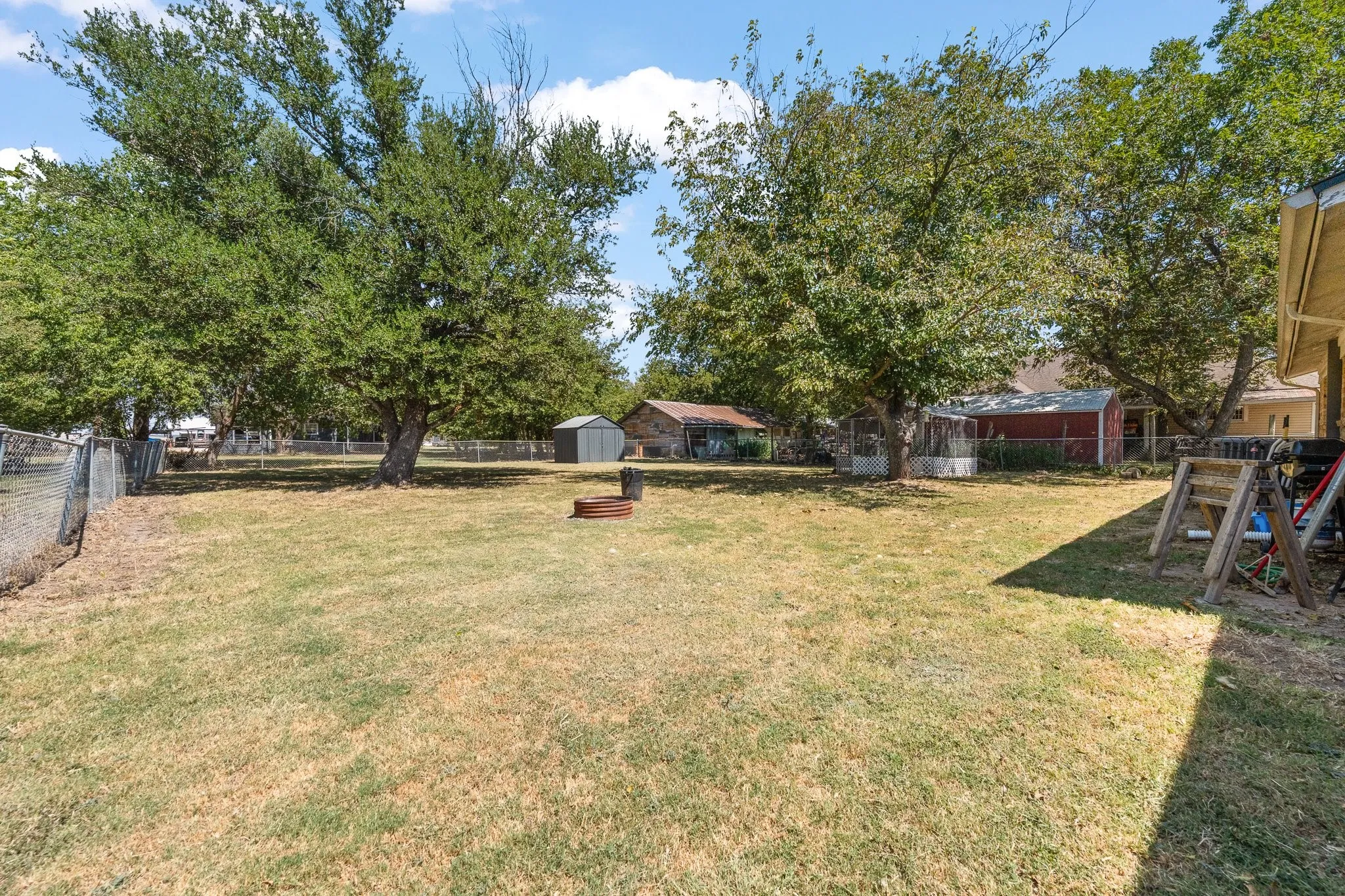 Single Family Residence For Sale in Hill County , 502 N King Street, Itasca, Texas 76055, 3 Bedroom, 2 Bathroom, 2 Garage spaces, 1,355 Sqft, built in 1972, mls#21368982, Real Estate Agent in Itasca, Homes For Sale in Hill county, Homes For Sale in Itasca, Realtor in Itasca Texas, Real Estate Brokerage Independent Realty Texas, Luminita Cordes Realtor