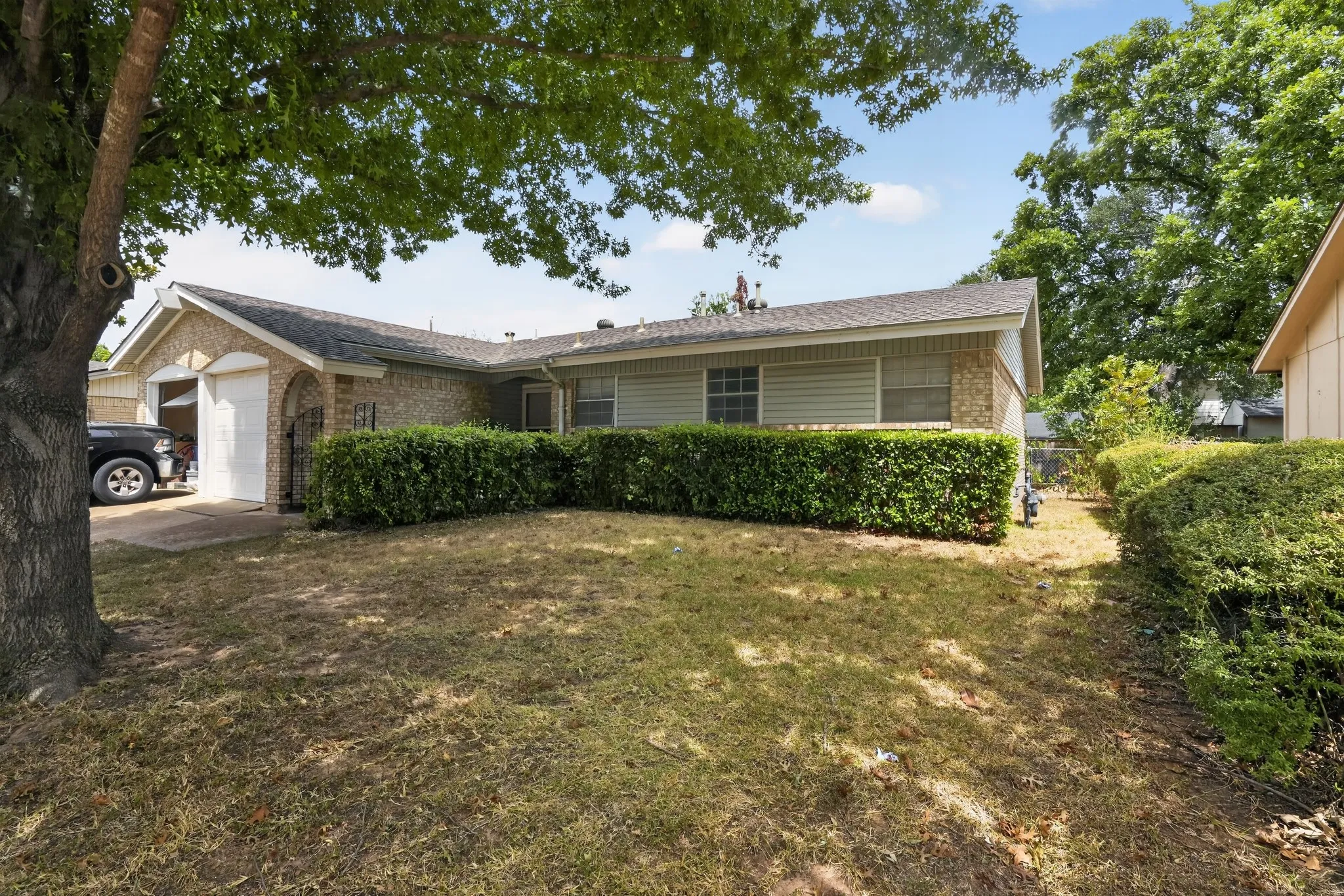 Single Family Residence For Sale in Dallas County , 2125 Meadow Glen, Irving, Texas 75060, 3 Bedroom, 2 Bathroom, 2 Garage spaces, 1,113 Sqft, built in 1968, mls#21368909, Real Estate Agent in Irving, Homes For Sale in Dallas county, Homes For Sale in Irving, Realtor in Irving Texas, Real Estate Brokerage Independent Realty Texas, Luminita Cordes Realtor