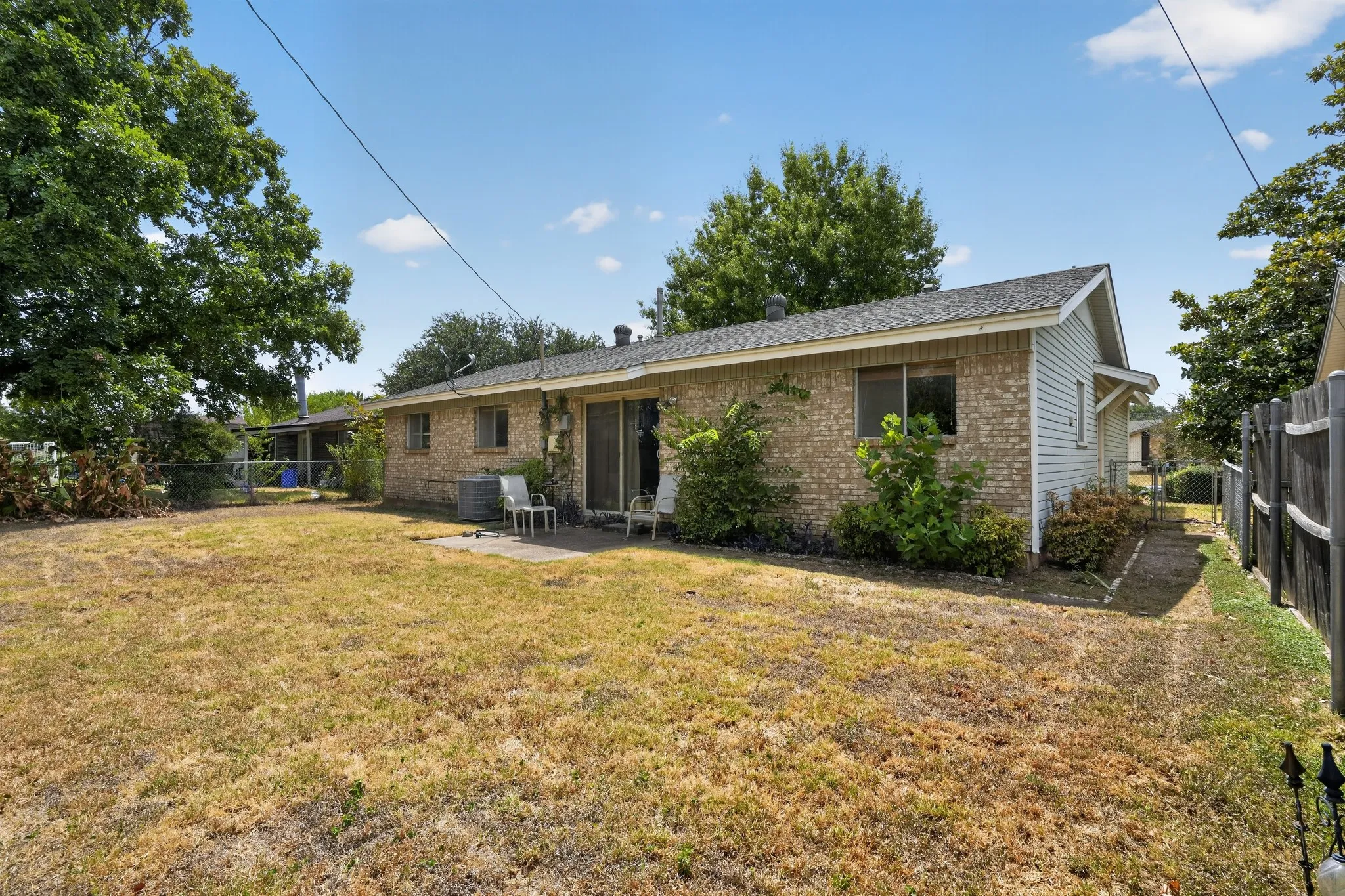 Single Family Residence For Sale in Dallas County , 2125 Meadow Glen, Irving, Texas 75060, 3 Bedroom, 2 Bathroom, 2 Garage spaces, 1,113 Sqft, built in 1968, mls#21368909, Real Estate Agent in Irving, Homes For Sale in Dallas county, Homes For Sale in Irving, Realtor in Irving Texas, Real Estate Brokerage Independent Realty Texas, Luminita Cordes Realtor