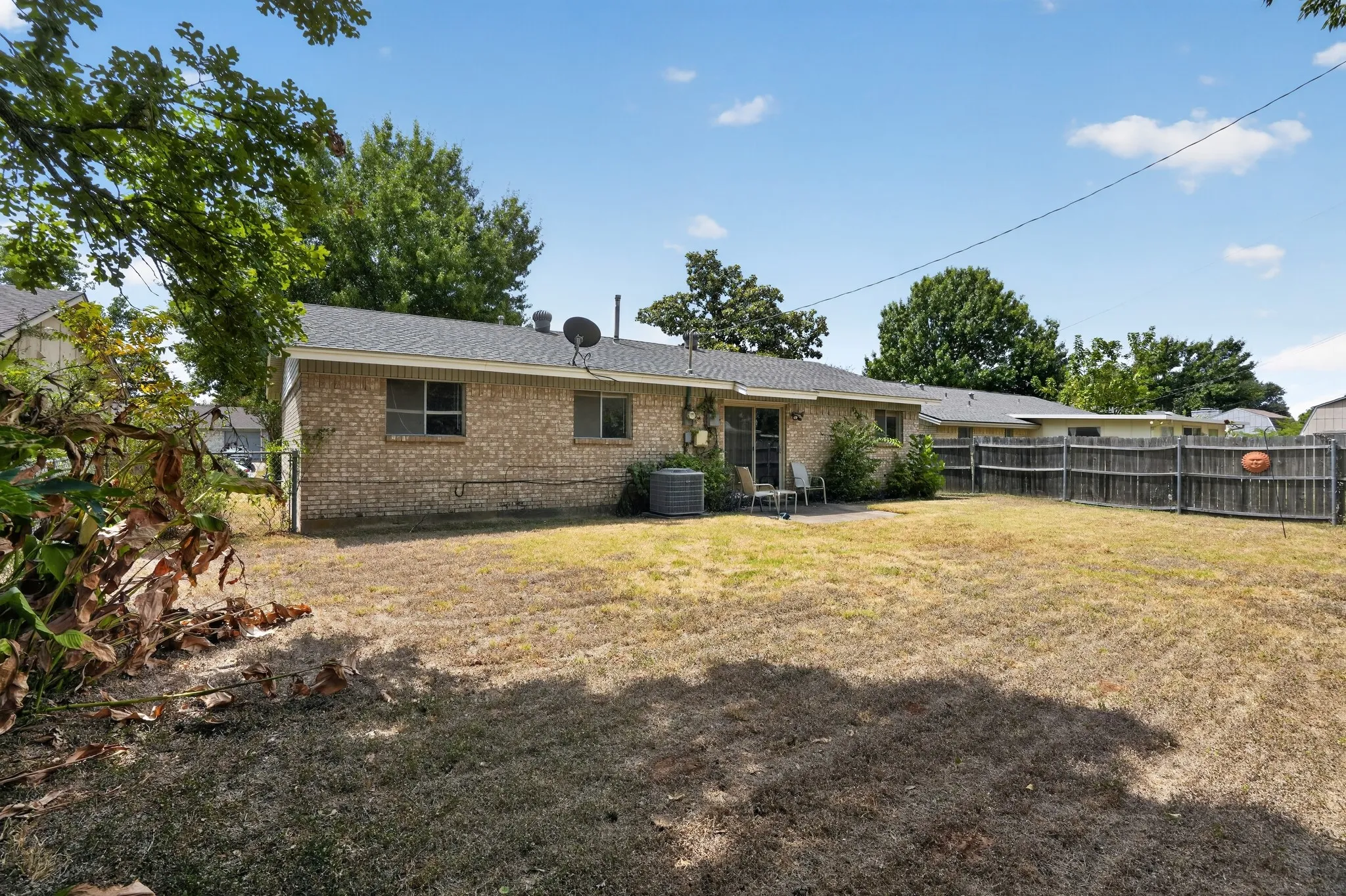 Single Family Residence For Sale in Dallas County , 2125 Meadow Glen, Irving, Texas 75060, 3 Bedroom, 2 Bathroom, 2 Garage spaces, 1,113 Sqft, built in 1968, mls#21368909, Real Estate Agent in Irving, Homes For Sale in Dallas county, Homes For Sale in Irving, Realtor in Irving Texas, Real Estate Brokerage Independent Realty Texas, Luminita Cordes Realtor