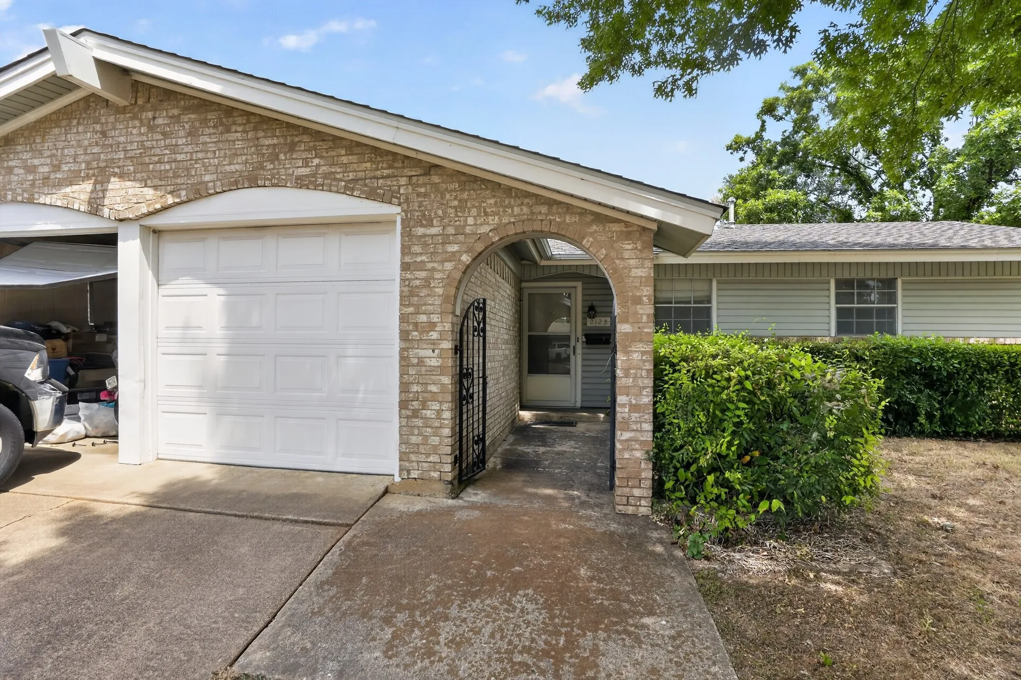 Single Family Residence For Sale in Dallas County , 2125 Meadow Glen, Irving, Texas 75060, 3 Bedroom, 2 Bathroom, 2 Garage spaces, 1,113 Sqft, built in 1968, mls#21368909, Real Estate Agent in Irving, Homes For Sale in Dallas county, Homes For Sale in Irving, Realtor in Irving Texas, Real Estate Brokerage Independent Realty Texas, Luminita Cordes Realtor