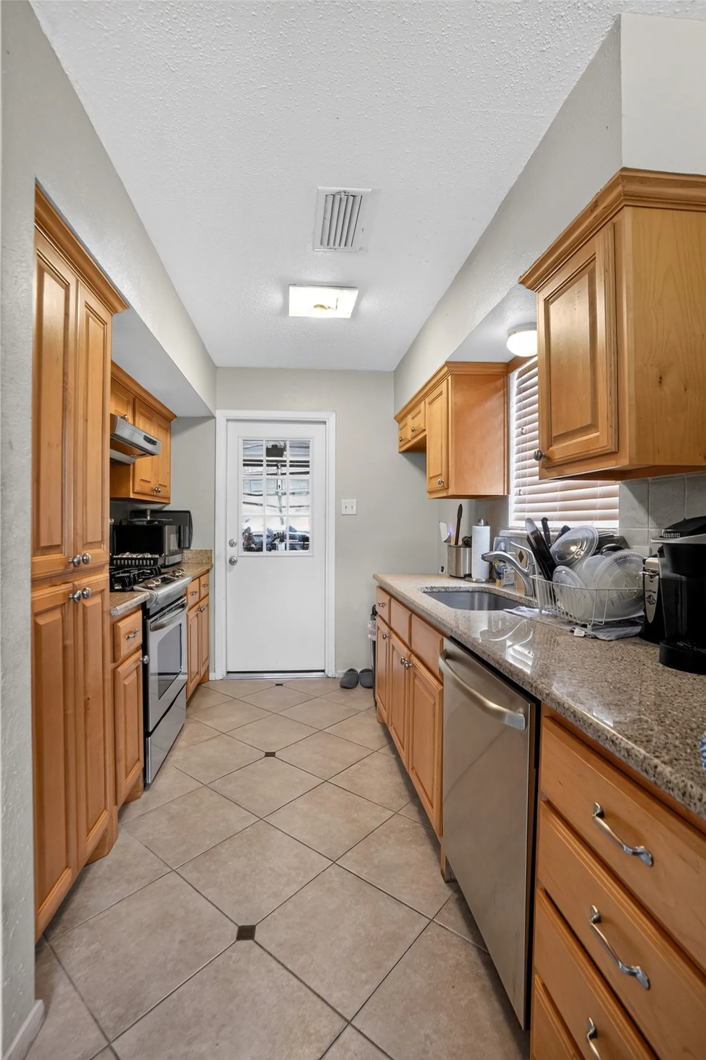 Single Family Residence For Sale in Dallas County , 2125 Meadow Glen, Irving, Texas 75060, 3 Bedroom, 2 Bathroom, 2 Garage spaces, 1,113 Sqft, built in 1968, mls#21368909, Real Estate Agent in Irving, Homes For Sale in Dallas county, Homes For Sale in Irving, Realtor in Irving Texas, Real Estate Brokerage Independent Realty Texas, Luminita Cordes Realtor