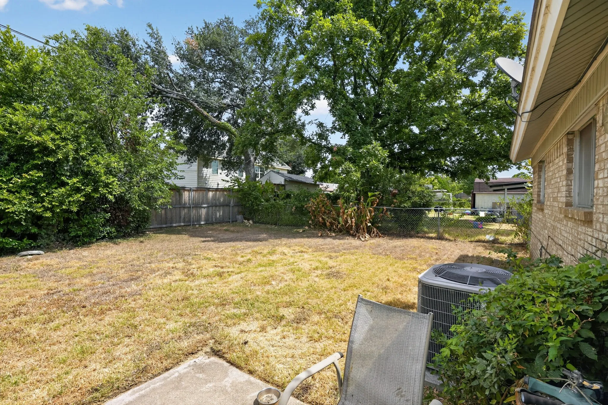 Single Family Residence For Sale in Dallas County , 2125 Meadow Glen, Irving, Texas 75060, 3 Bedroom, 2 Bathroom, 2 Garage spaces, 1,113 Sqft, built in 1968, mls#21368909, Real Estate Agent in Irving, Homes For Sale in Dallas county, Homes For Sale in Irving, Realtor in Irving Texas, Real Estate Brokerage Independent Realty Texas, Luminita Cordes Realtor
