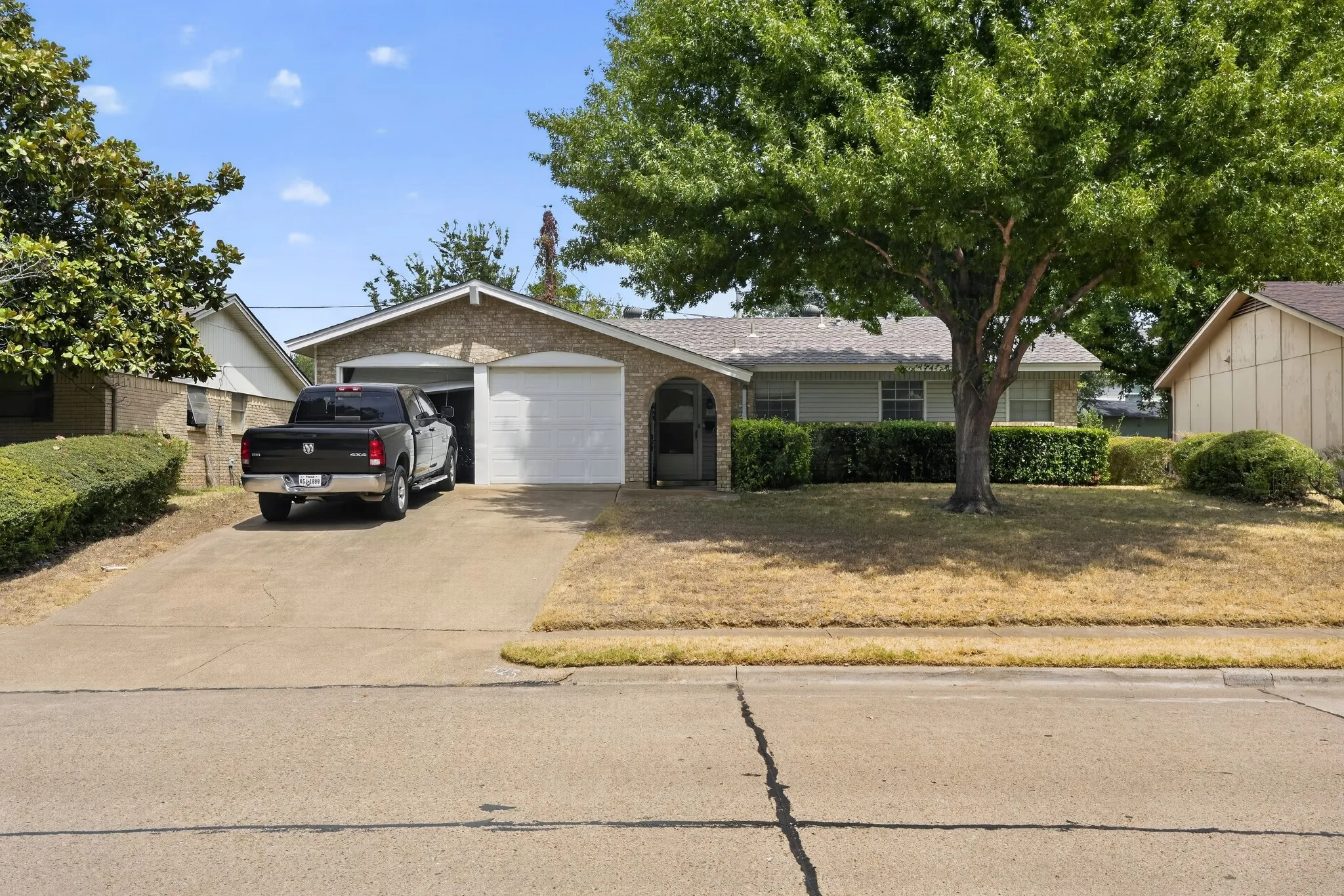Single Family Residence For Sale in Dallas County , 2125 Meadow Glen, Irving, Texas 75060, 3 Bedroom, 2 Bathroom, 2 Garage spaces, 1,113 Sqft, built in 1968, mls#21368909, Real Estate Agent in Irving, Homes For Sale in Dallas county, Homes For Sale in Irving, Realtor in Irving Texas, Real Estate Brokerage Independent Realty Texas, Luminita Cordes Realtor