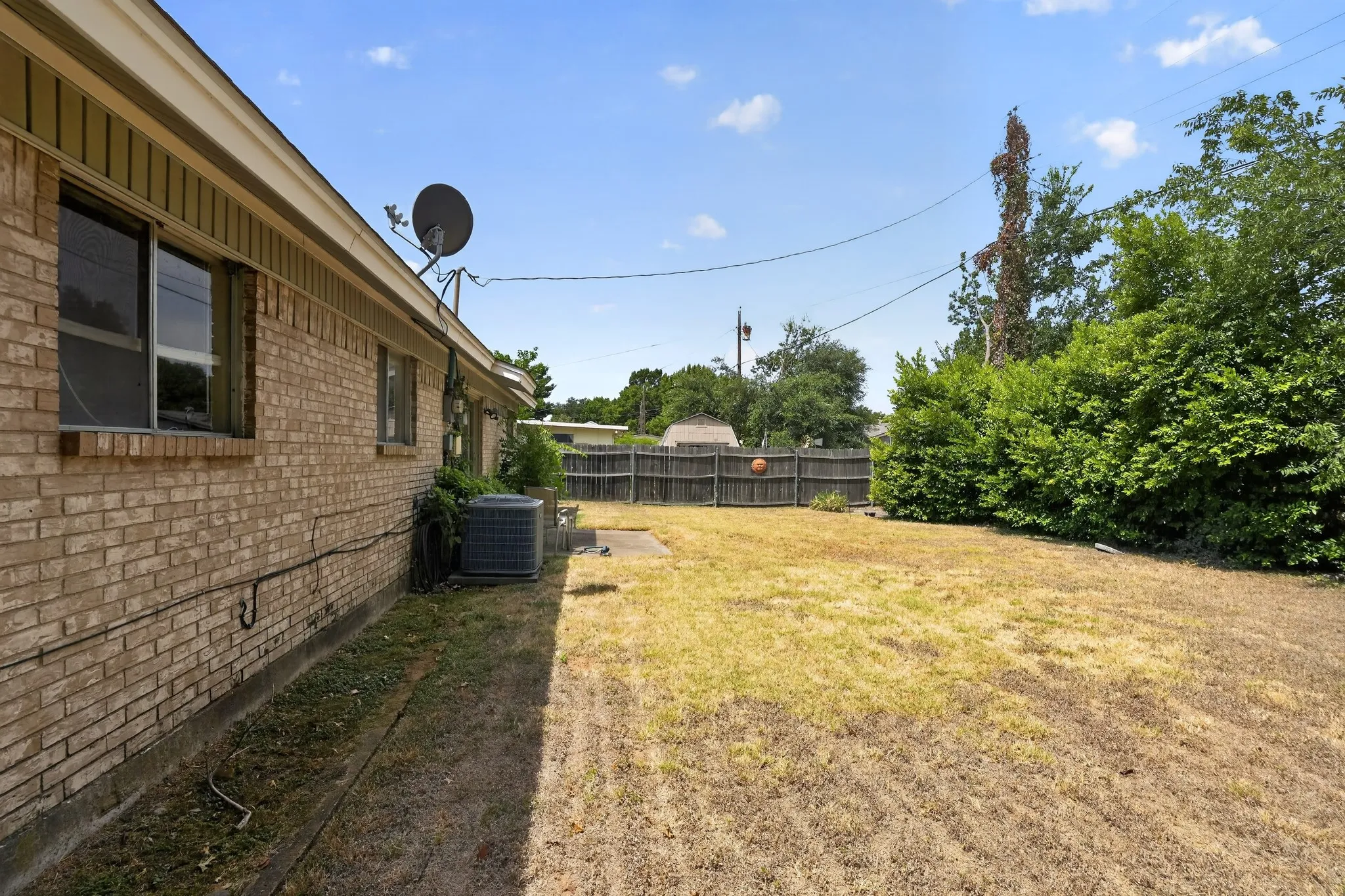 Single Family Residence For Sale in Dallas County , 2125 Meadow Glen, Irving, Texas 75060, 3 Bedroom, 2 Bathroom, 2 Garage spaces, 1,113 Sqft, built in 1968, mls#21368909, Real Estate Agent in Irving, Homes For Sale in Dallas county, Homes For Sale in Irving, Realtor in Irving Texas, Real Estate Brokerage Independent Realty Texas, Luminita Cordes Realtor