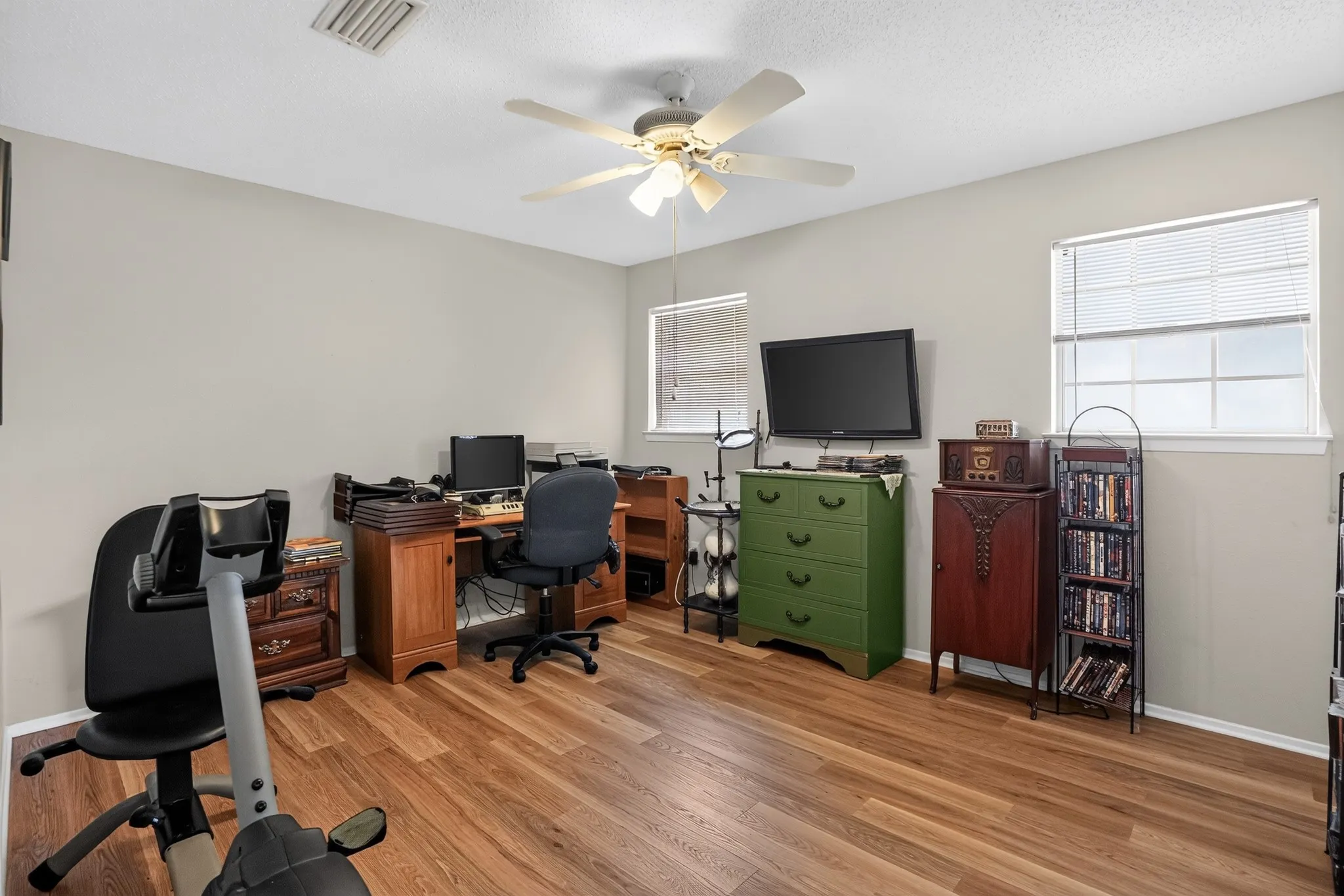 Single Family Residence For Sale in Dallas County , 2125 Meadow Glen, Irving, Texas 75060, 3 Bedroom, 2 Bathroom, 2 Garage spaces, 1,113 Sqft, built in 1968, mls#21368909, Real Estate Agent in Irving, Homes For Sale in Dallas county, Homes For Sale in Irving, Realtor in Irving Texas, Real Estate Brokerage Independent Realty Texas, Luminita Cordes Realtor