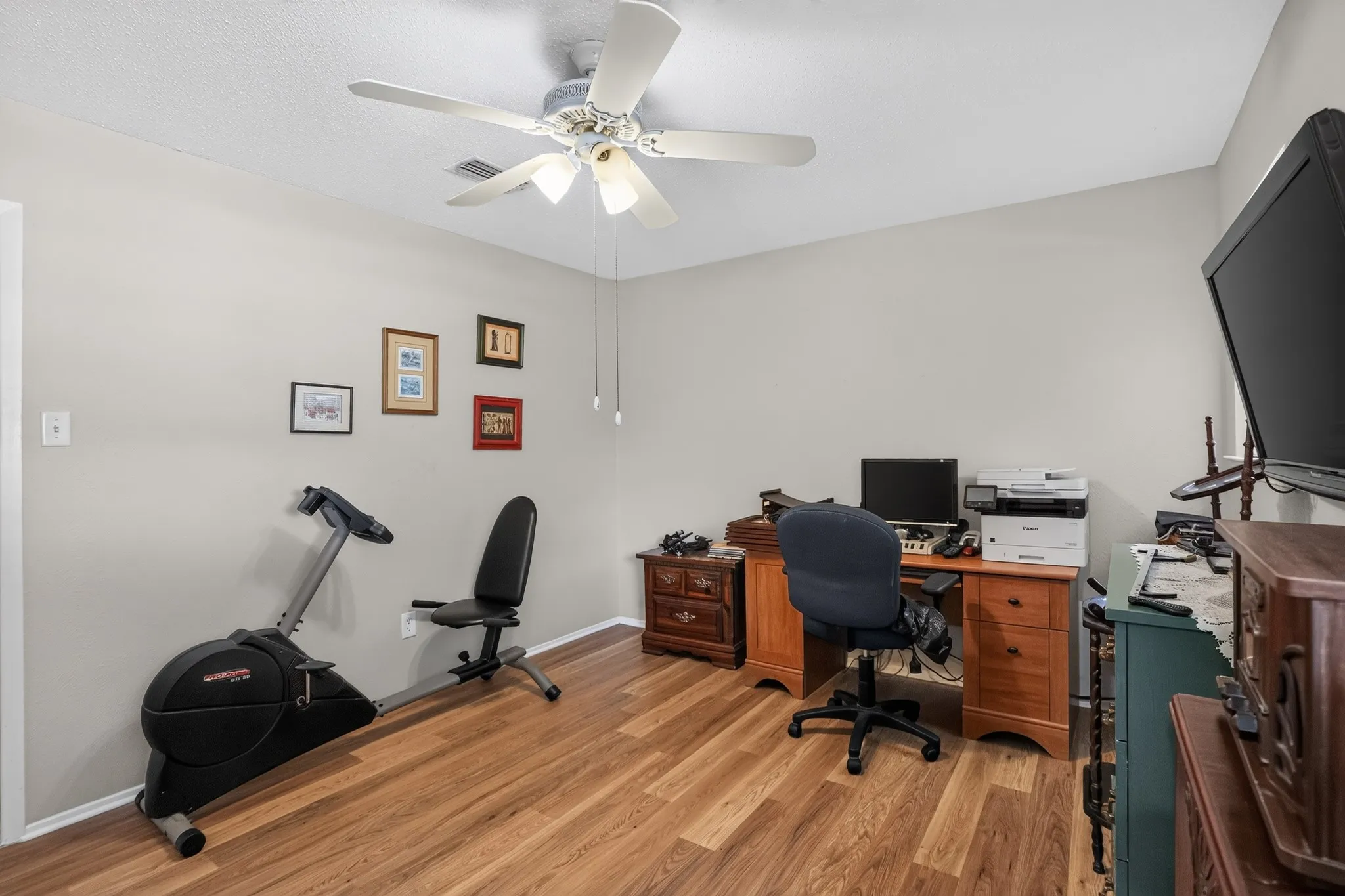 Single Family Residence For Sale in Dallas County , 2125 Meadow Glen, Irving, Texas 75060, 3 Bedroom, 2 Bathroom, 2 Garage spaces, 1,113 Sqft, built in 1968, mls#21368909, Real Estate Agent in Irving, Homes For Sale in Dallas county, Homes For Sale in Irving, Realtor in Irving Texas, Real Estate Brokerage Independent Realty Texas, Luminita Cordes Realtor