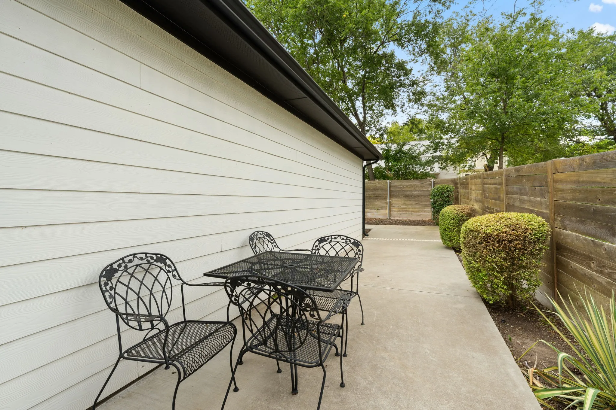 Single Family Residence For Sale in Ellis County , 407 W Light Street, Waxahachie, Texas 75165, 4 Bedroom, 2 Bathroom, 2 Garage spaces, 1,773 Sqft, built in 2020, mls#21368990, Real Estate Agent in Waxahachie, Homes For Sale in Ellis county, Homes For Sale in Waxahachie, Realtor in Waxahachie Texas, Real Estate Brokerage Independent Realty Texas, Luminita Cordes Realtor