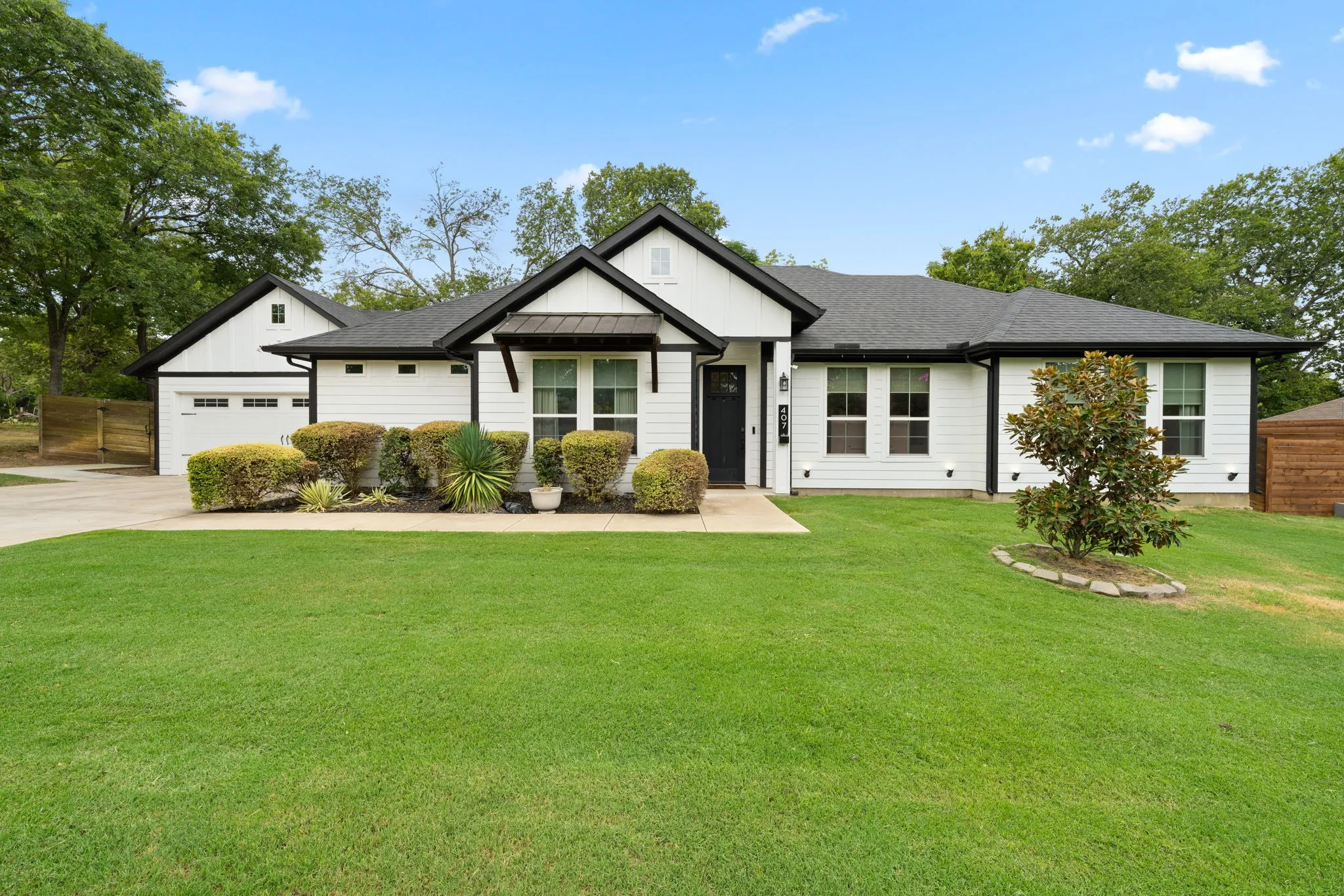 Single Family Residence For Sale in Ellis County , 407 W Light Street, Waxahachie, Texas 75165, 4 Bedroom, 2 Bathroom, 2 Garage spaces, 1,773 Sqft, built in 2020, mls#21368990, Real Estate Agent in Waxahachie, Homes For Sale in Ellis county, Homes For Sale in Waxahachie, Realtor in Waxahachie Texas, Real Estate Brokerage Independent Realty Texas, Luminita Cordes Realtor