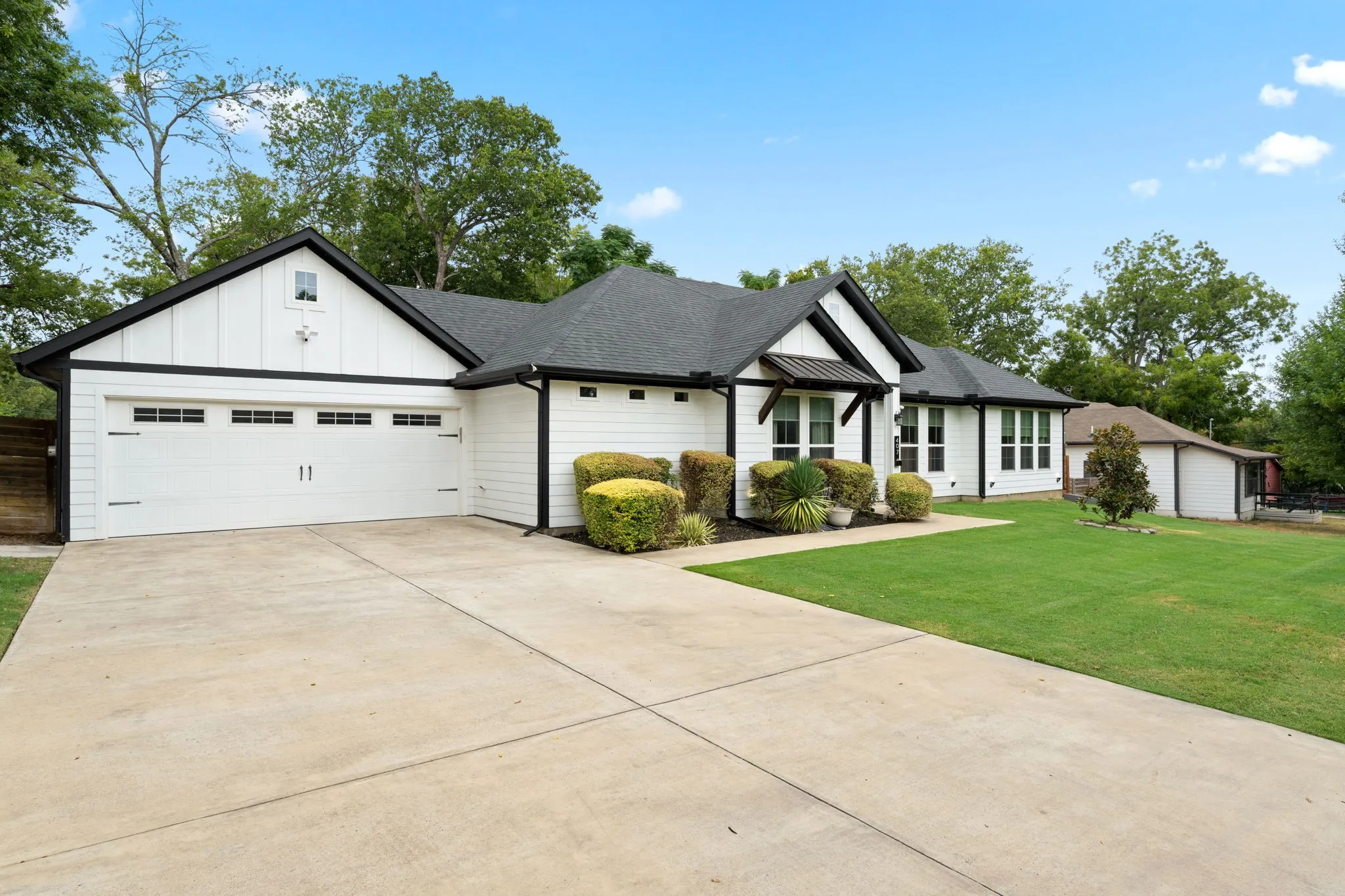 Single Family Residence For Sale in Ellis County , 407 W Light Street, Waxahachie, Texas 75165, 4 Bedroom, 2 Bathroom, 2 Garage spaces, 1,773 Sqft, built in 2020, mls#21368990, Real Estate Agent in Waxahachie, Homes For Sale in Ellis county, Homes For Sale in Waxahachie, Realtor in Waxahachie Texas, Real Estate Brokerage Independent Realty Texas, Luminita Cordes Realtor