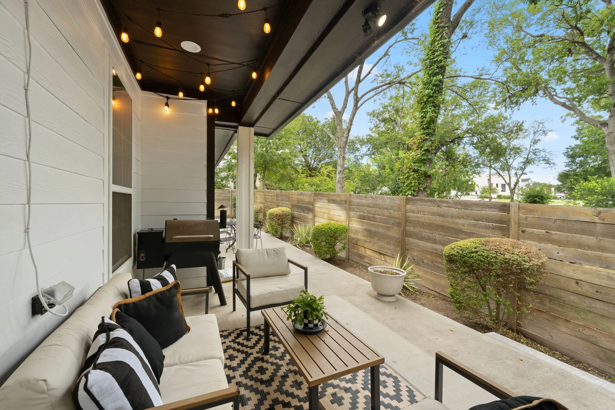 Single Family Residence For Sale in Ellis County , 407 W Light Street, Waxahachie, Texas 75165, 4 Bedroom, 2 Bathroom, 2 Garage spaces, 1,773 Sqft, built in 2020, mls#21368990, Real Estate Agent in Waxahachie, Homes For Sale in Ellis county, Homes For Sale in Waxahachie, Realtor in Waxahachie Texas, Real Estate Brokerage Independent Realty Texas, Luminita Cordes Realtor