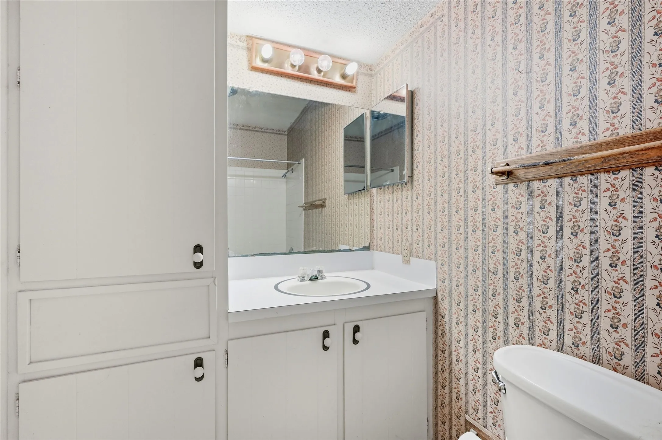 Single Family Residence For Sale in Grayson County , 1214 Glasgow Drive, Sherman, Texas 75092, 3 Bedroom, 2 Bathroom, 2 Garage spaces, 1,833 Sqft, built in 1968, mls#21367377, Real Estate Agent in Sherman, Homes For Sale in Grayson county, Homes For Sale in Sherman, Realtor in Sherman Texas, Real Estate Brokerage Independent Realty Texas, Luminita Cordes Realtor