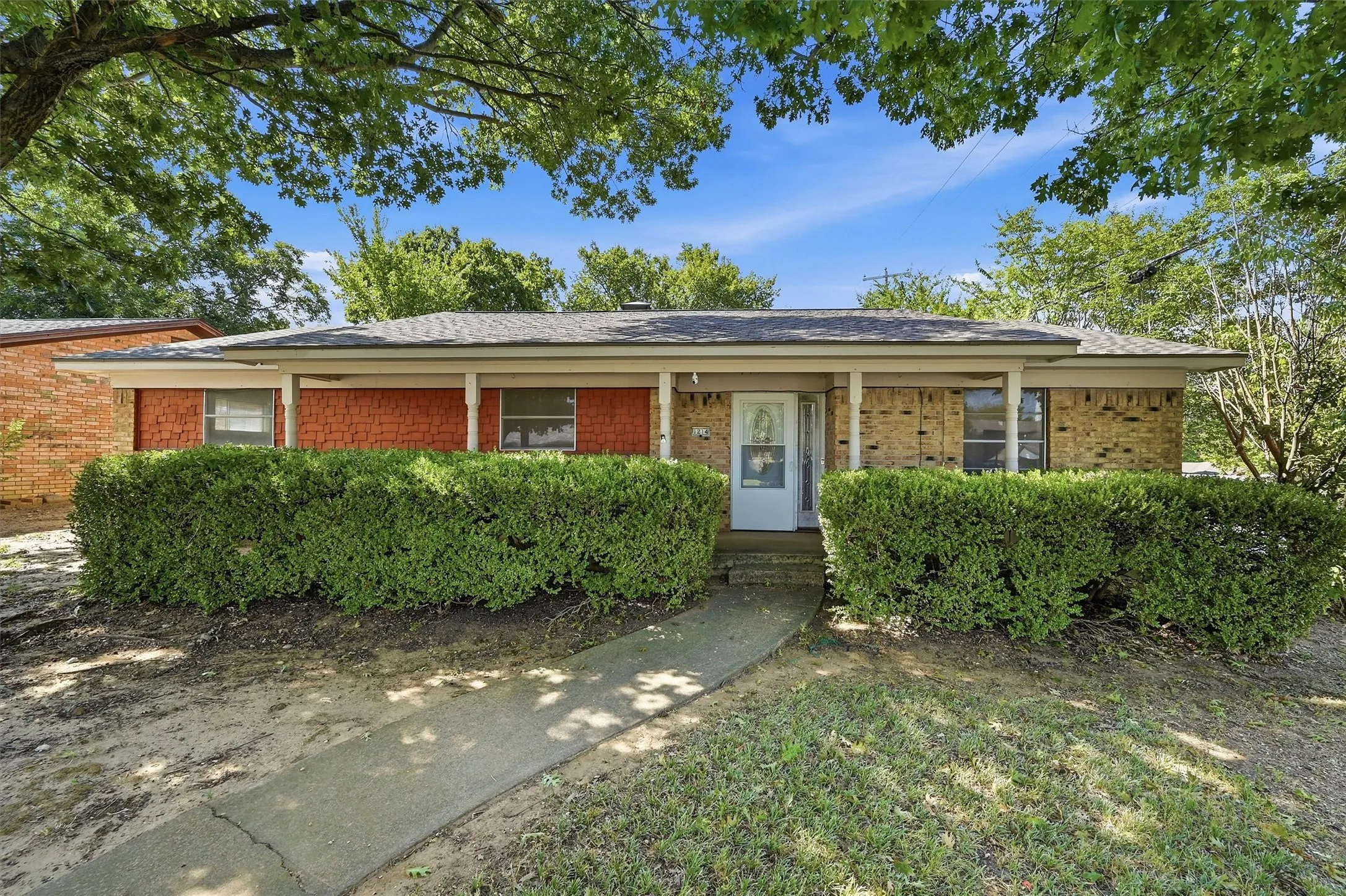 Single Family Residence For Sale in Grayson County , 1214 Glasgow Drive, Sherman, Texas 75092, 3 Bedroom, 2 Bathroom, 2 Garage spaces, 1,833 Sqft, built in 1968, mls#21367377, Real Estate Agent in Sherman, Homes For Sale in Grayson county, Homes For Sale in Sherman, Realtor in Sherman Texas, Real Estate Brokerage Independent Realty Texas, Luminita Cordes Realtor