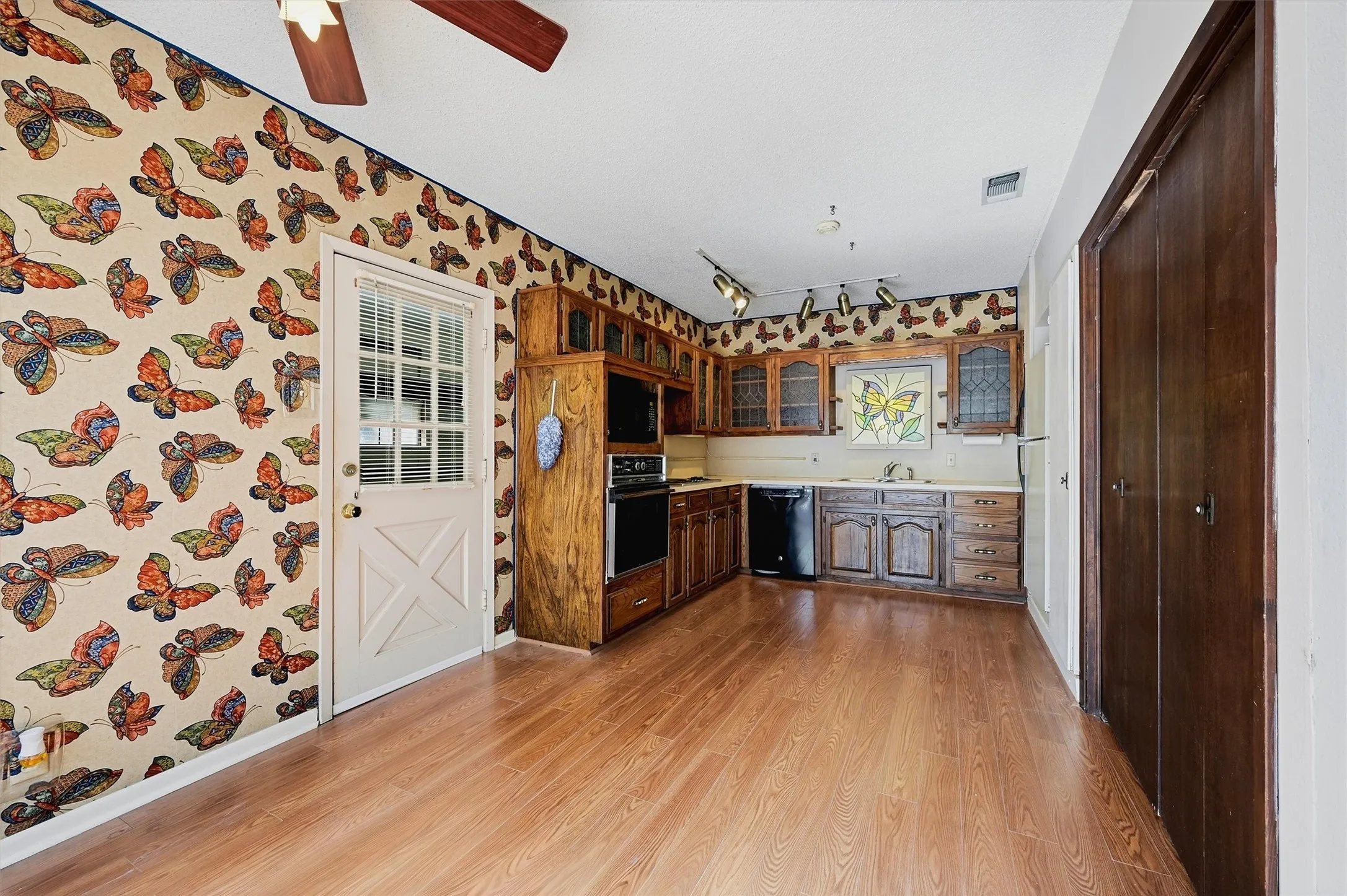 Single Family Residence For Sale in Grayson County , 1214 Glasgow Drive, Sherman, Texas 75092, 3 Bedroom, 2 Bathroom, 2 Garage spaces, 1,833 Sqft, built in 1968, mls#21367377, Real Estate Agent in Sherman, Homes For Sale in Grayson county, Homes For Sale in Sherman, Realtor in Sherman Texas, Real Estate Brokerage Independent Realty Texas, Luminita Cordes Realtor