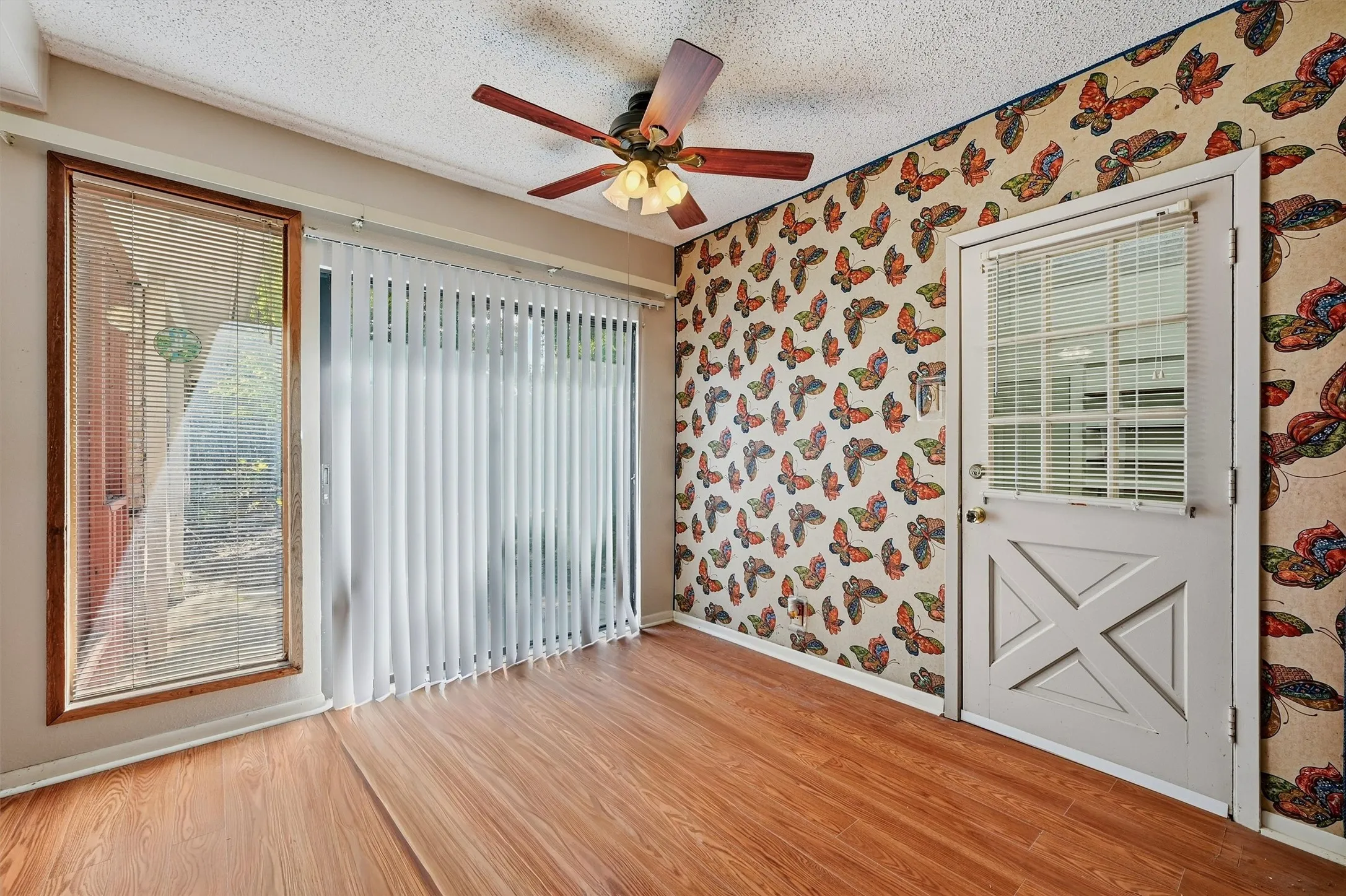 Single Family Residence For Sale in Grayson County , 1214 Glasgow Drive, Sherman, Texas 75092, 3 Bedroom, 2 Bathroom, 2 Garage spaces, 1,833 Sqft, built in 1968, mls#21367377, Real Estate Agent in Sherman, Homes For Sale in Grayson county, Homes For Sale in Sherman, Realtor in Sherman Texas, Real Estate Brokerage Independent Realty Texas, Luminita Cordes Realtor