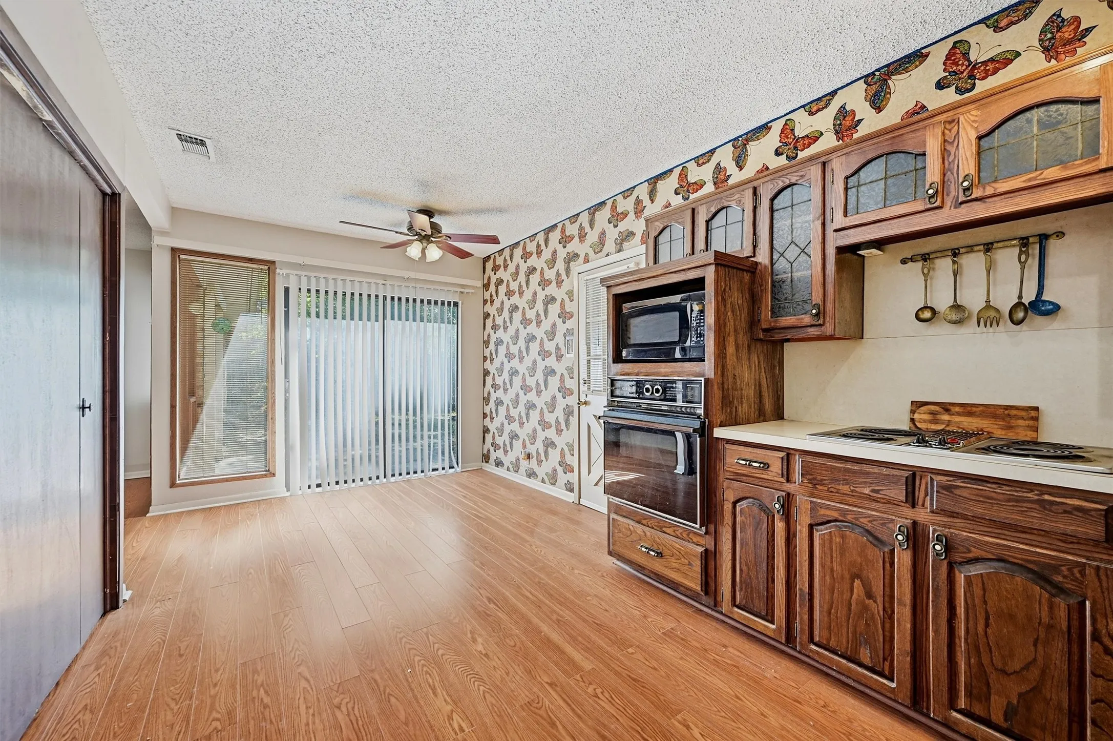 Single Family Residence For Sale in Grayson County , 1214 Glasgow Drive, Sherman, Texas 75092, 3 Bedroom, 2 Bathroom, 2 Garage spaces, 1,833 Sqft, built in 1968, mls#21367377, Real Estate Agent in Sherman, Homes For Sale in Grayson county, Homes For Sale in Sherman, Realtor in Sherman Texas, Real Estate Brokerage Independent Realty Texas, Luminita Cordes Realtor