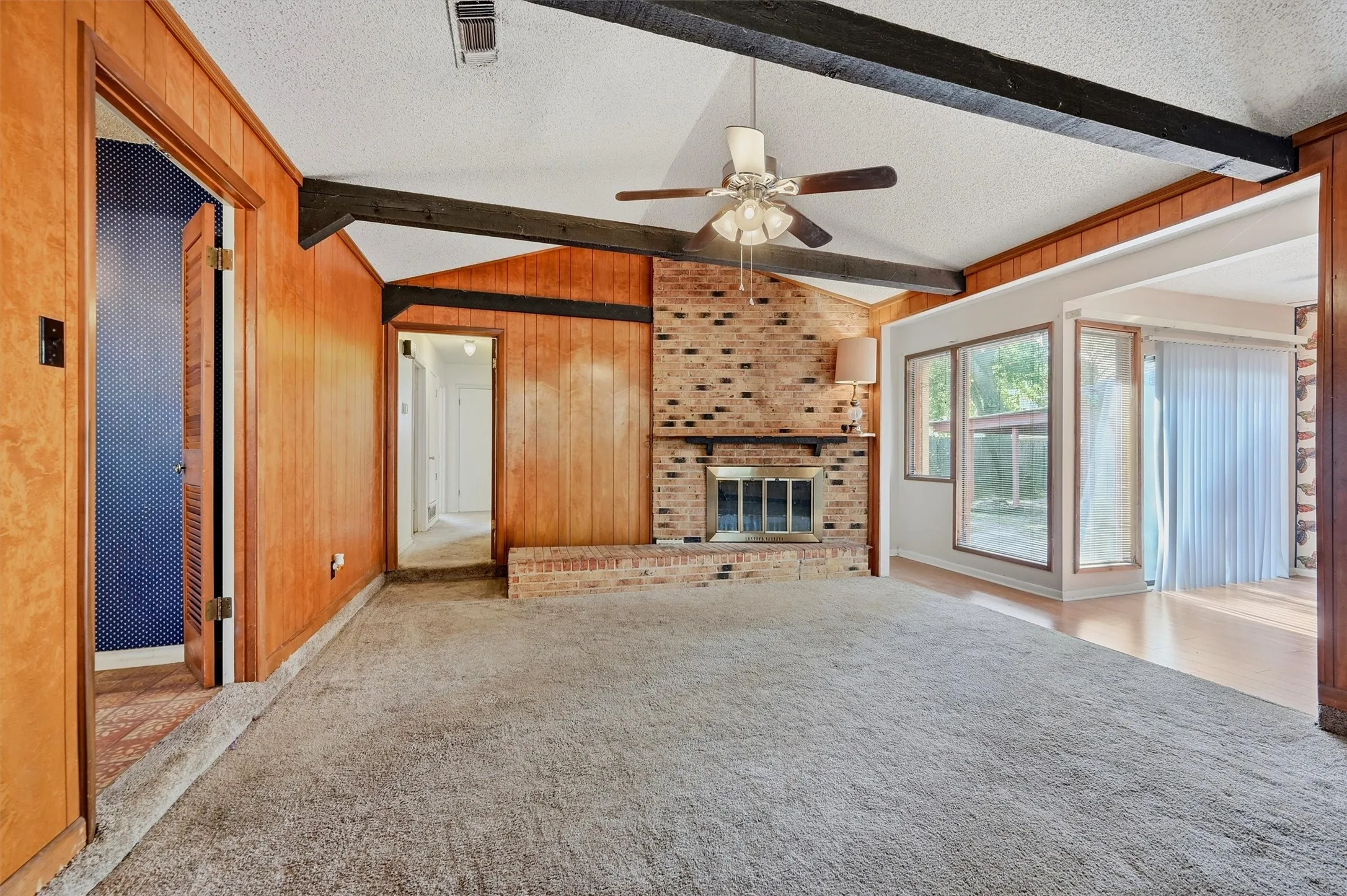 Single Family Residence For Sale in Grayson County , 1214 Glasgow Drive, Sherman, Texas 75092, 3 Bedroom, 2 Bathroom, 2 Garage spaces, 1,833 Sqft, built in 1968, mls#21367377, Real Estate Agent in Sherman, Homes For Sale in Grayson county, Homes For Sale in Sherman, Realtor in Sherman Texas, Real Estate Brokerage Independent Realty Texas, Luminita Cordes Realtor