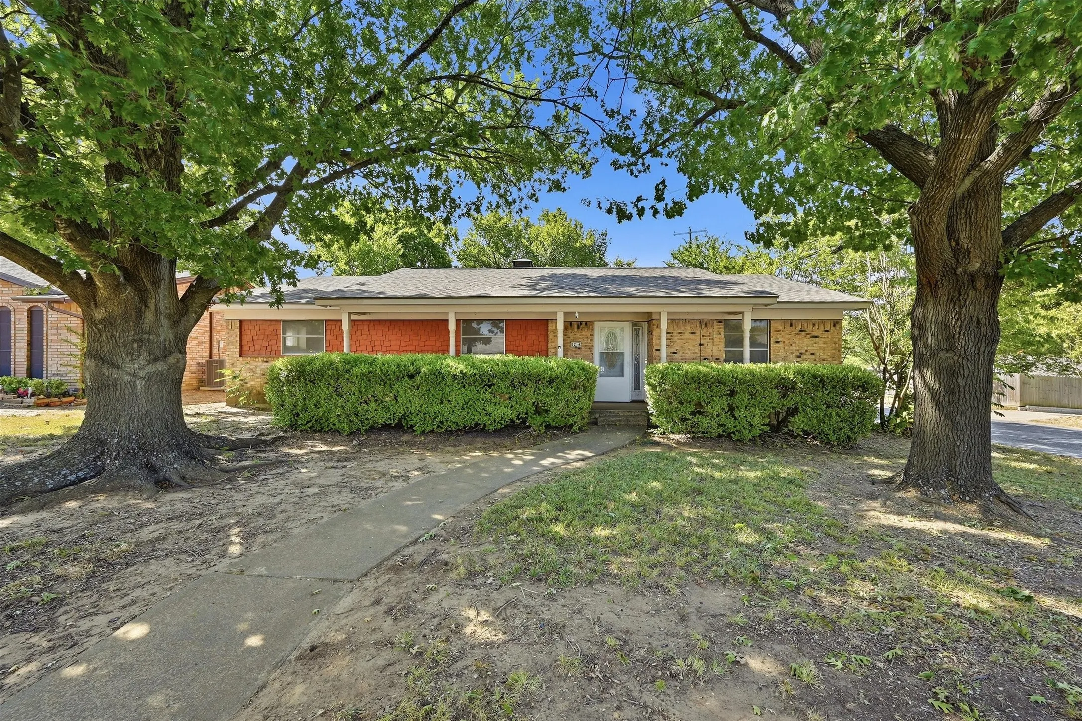 Single Family Residence For Sale in Grayson County , 1214 Glasgow Drive, Sherman, Texas 75092, 3 Bedroom, 2 Bathroom, 2 Garage spaces, 1,833 Sqft, built in 1968, mls#21367377, Real Estate Agent in Sherman, Homes For Sale in Grayson county, Homes For Sale in Sherman, Realtor in Sherman Texas, Real Estate Brokerage Independent Realty Texas, Luminita Cordes Realtor