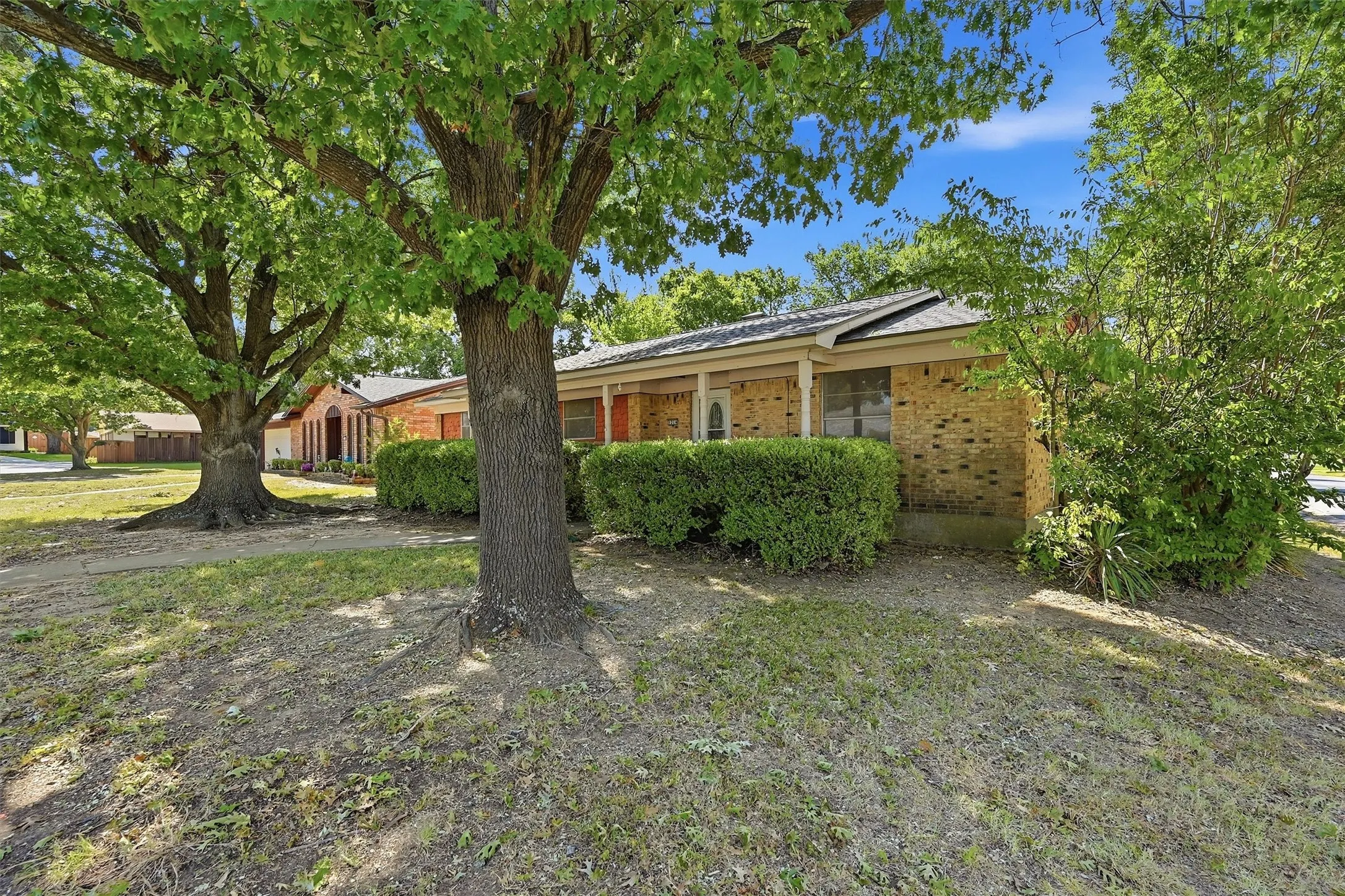 Single Family Residence For Sale in Grayson County , 1214 Glasgow Drive, Sherman, Texas 75092, 3 Bedroom, 2 Bathroom, 2 Garage spaces, 1,833 Sqft, built in 1968, mls#21367377, Real Estate Agent in Sherman, Homes For Sale in Grayson county, Homes For Sale in Sherman, Realtor in Sherman Texas, Real Estate Brokerage Independent Realty Texas, Luminita Cordes Realtor