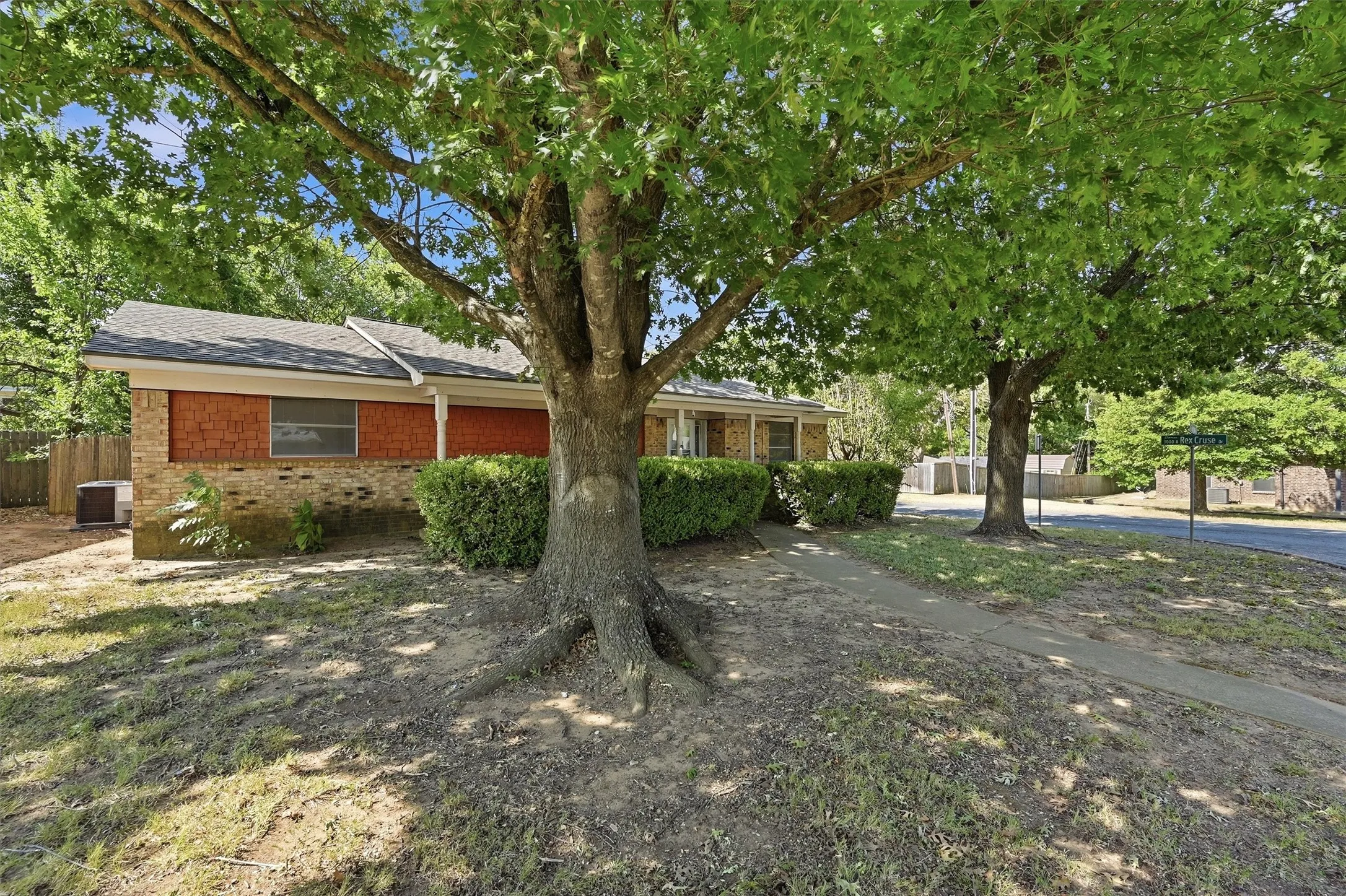 Single Family Residence For Sale in Grayson County , 1214 Glasgow Drive, Sherman, Texas 75092, 3 Bedroom, 2 Bathroom, 2 Garage spaces, 1,833 Sqft, built in 1968, mls#21367377, Real Estate Agent in Sherman, Homes For Sale in Grayson county, Homes For Sale in Sherman, Realtor in Sherman Texas, Real Estate Brokerage Independent Realty Texas, Luminita Cordes Realtor