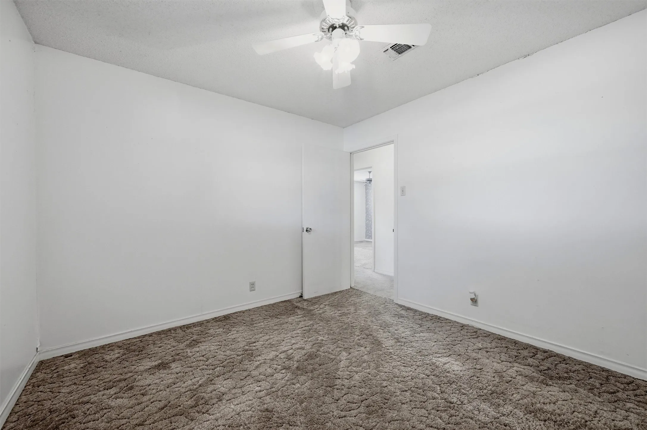 Single Family Residence For Sale in Grayson County , 1214 Glasgow Drive, Sherman, Texas 75092, 3 Bedroom, 2 Bathroom, 2 Garage spaces, 1,833 Sqft, built in 1968, mls#21367377, Real Estate Agent in Sherman, Homes For Sale in Grayson county, Homes For Sale in Sherman, Realtor in Sherman Texas, Real Estate Brokerage Independent Realty Texas, Luminita Cordes Realtor
