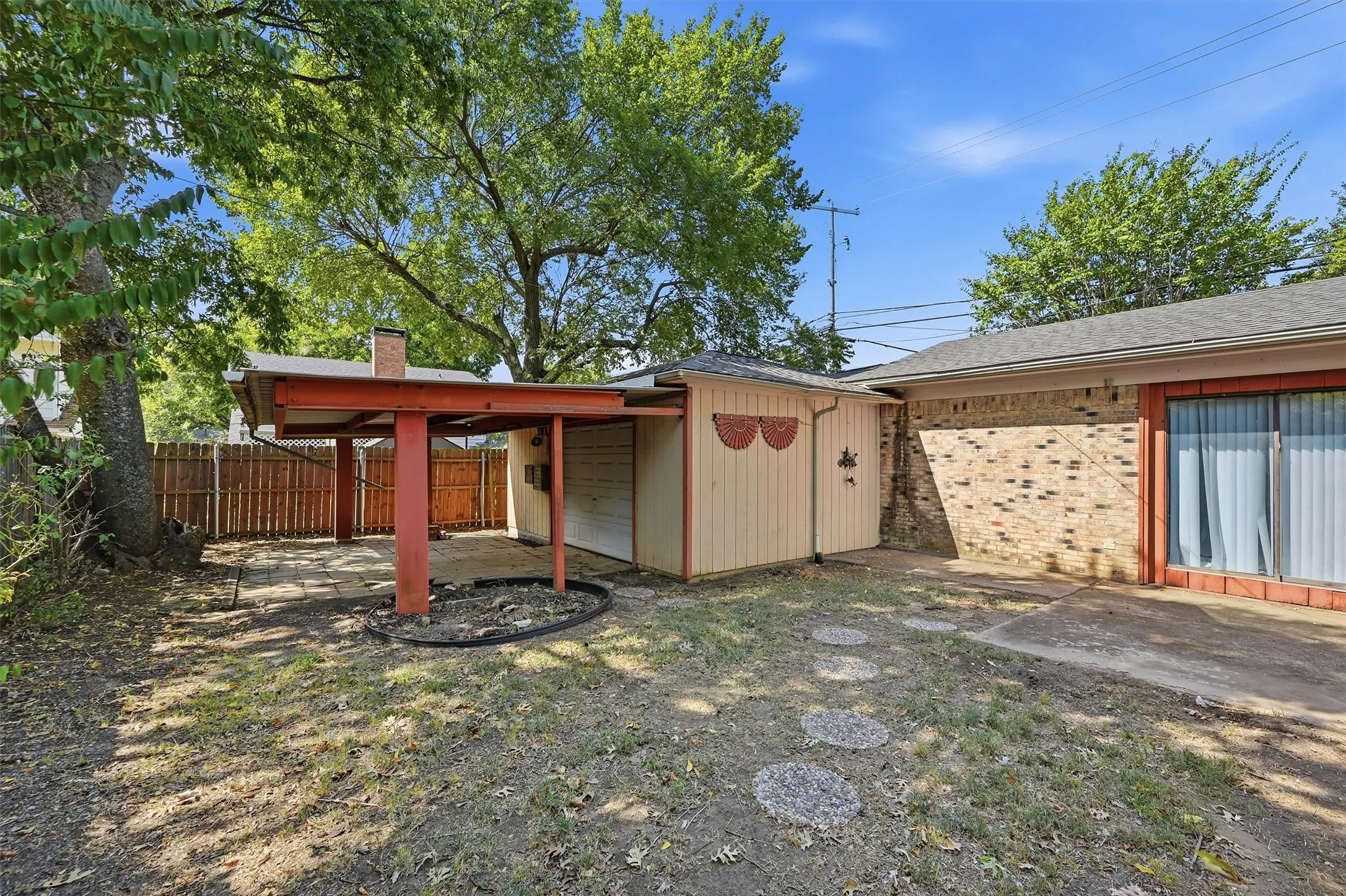 Single Family Residence For Sale in Grayson County , 1214 Glasgow Drive, Sherman, Texas 75092, 3 Bedroom, 2 Bathroom, 2 Garage spaces, 1,833 Sqft, built in 1968, mls#21367377, Real Estate Agent in Sherman, Homes For Sale in Grayson county, Homes For Sale in Sherman, Realtor in Sherman Texas, Real Estate Brokerage Independent Realty Texas, Luminita Cordes Realtor